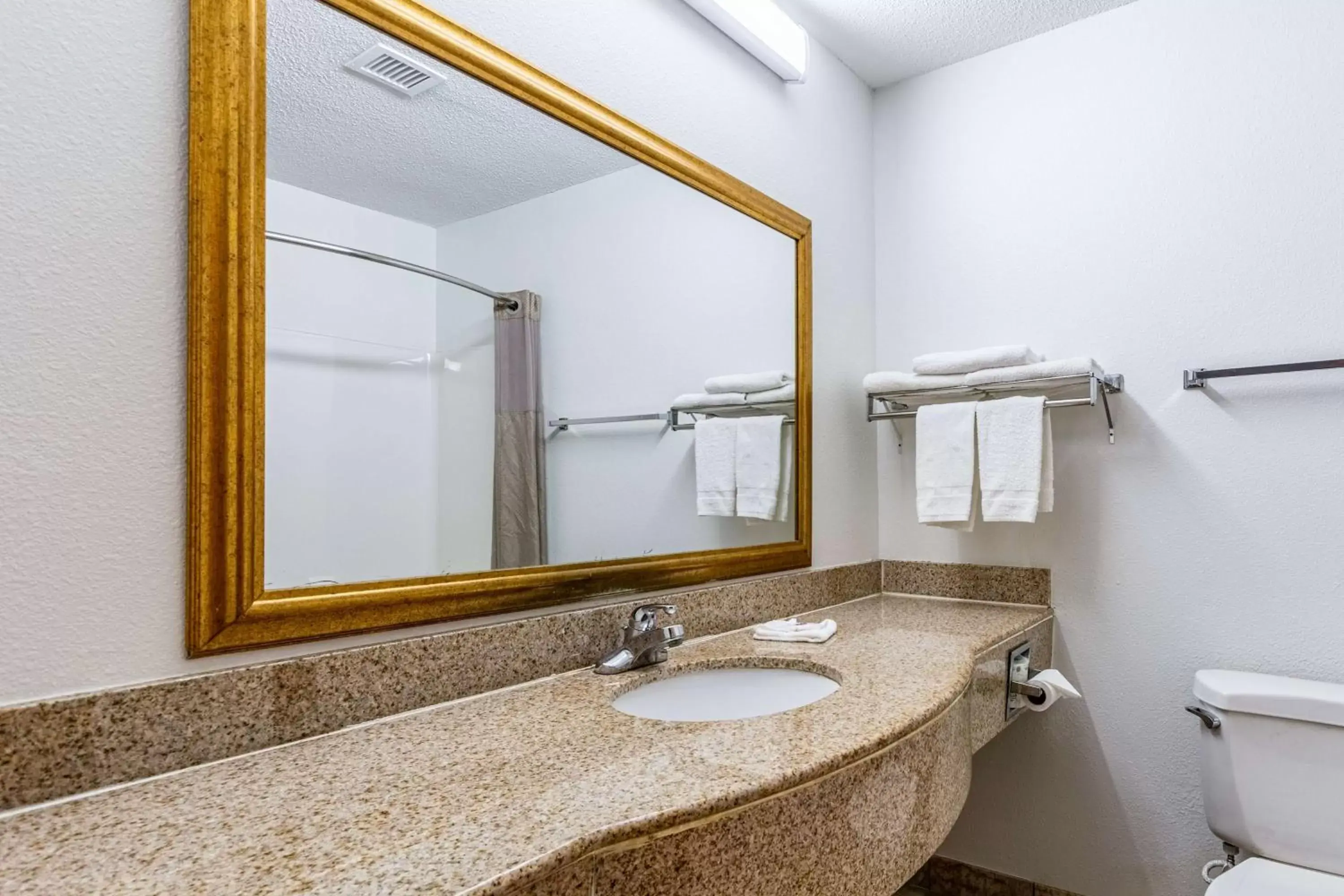 Toilet, Bathroom in Motel 6 Walton, KY - Richwood - Cincinnati Airport South