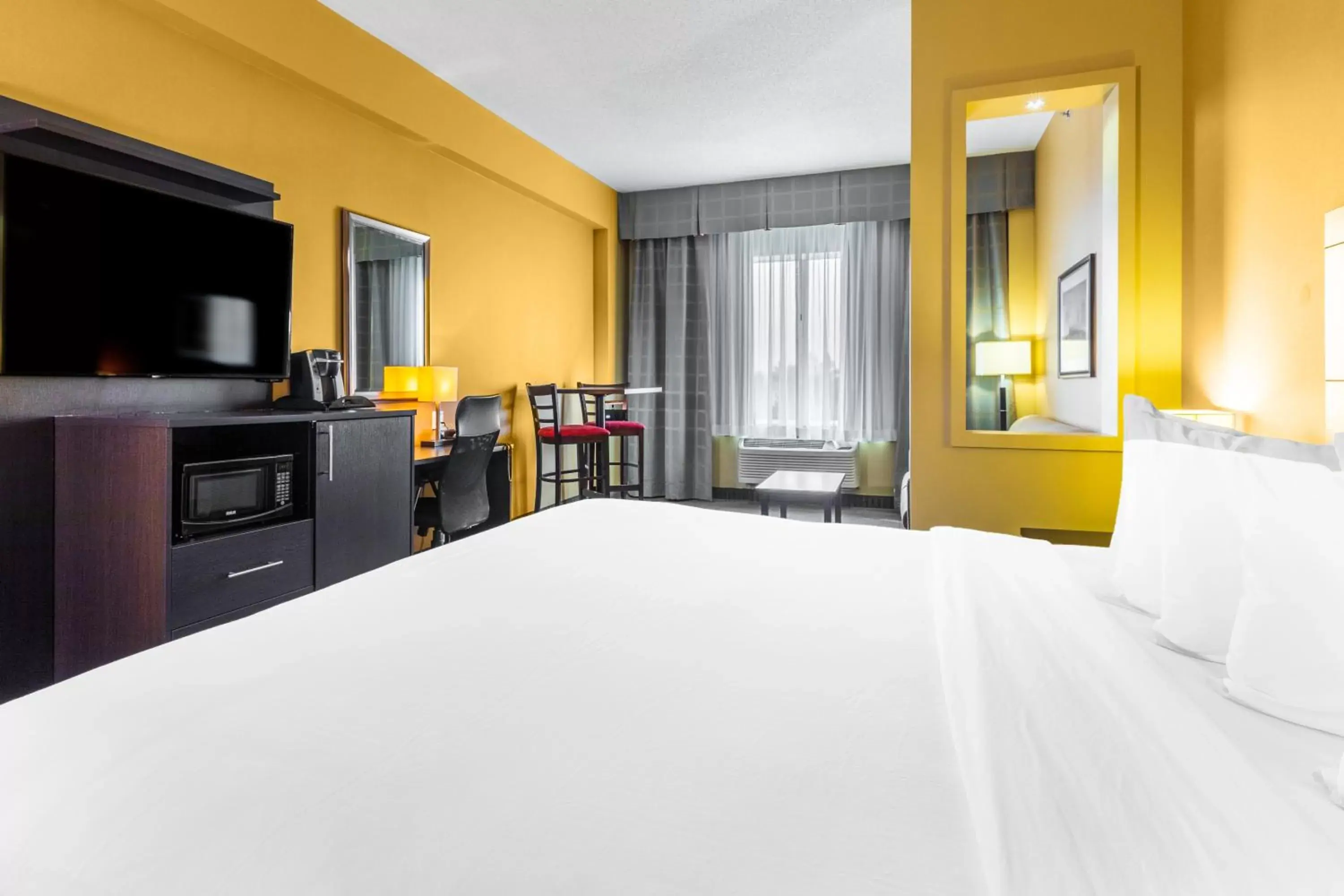 Bedroom, Bed in Quality Inn & Suites Victoriaville