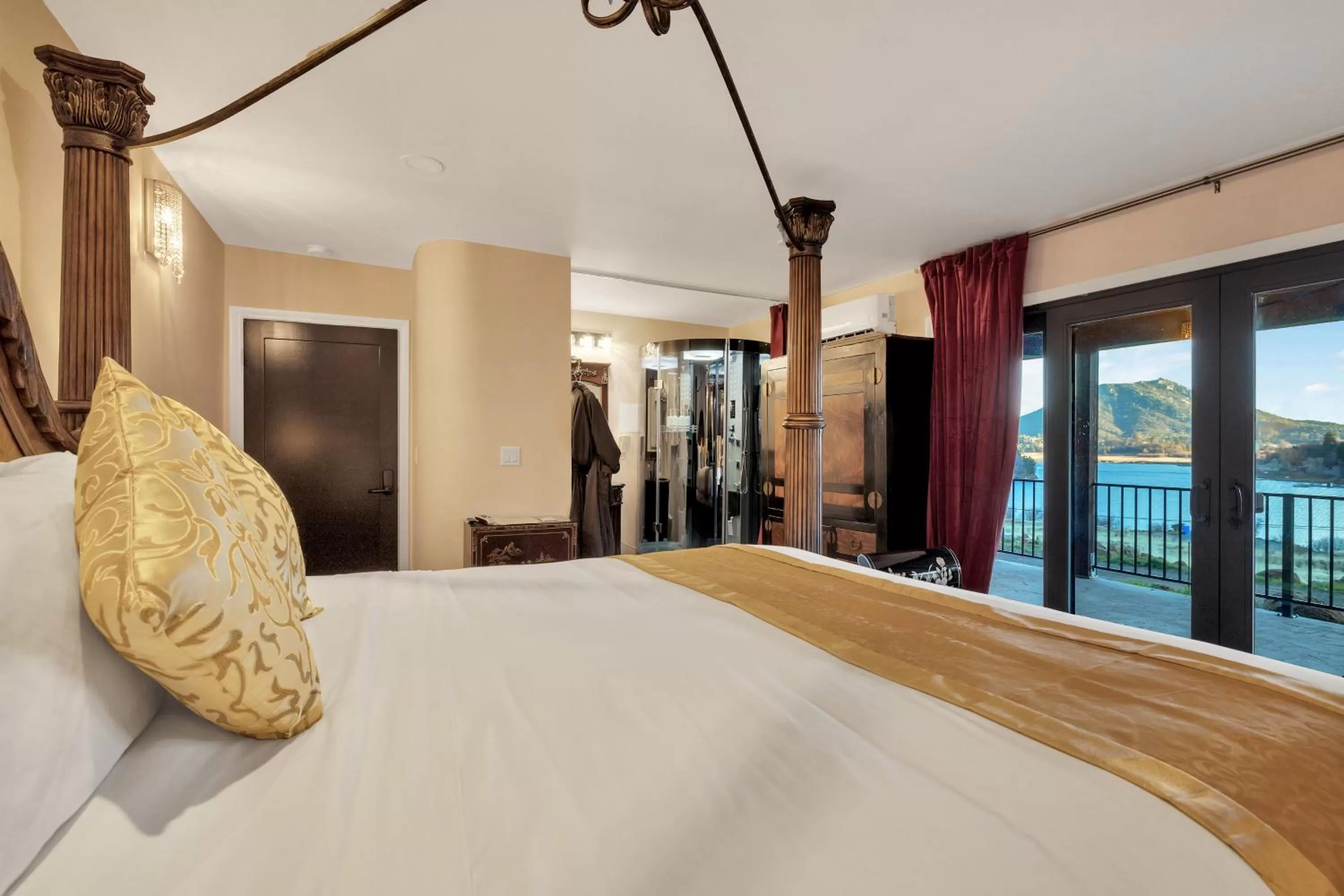 Bed in Quiet Mind Mountain Lodge, Retreat & Spa