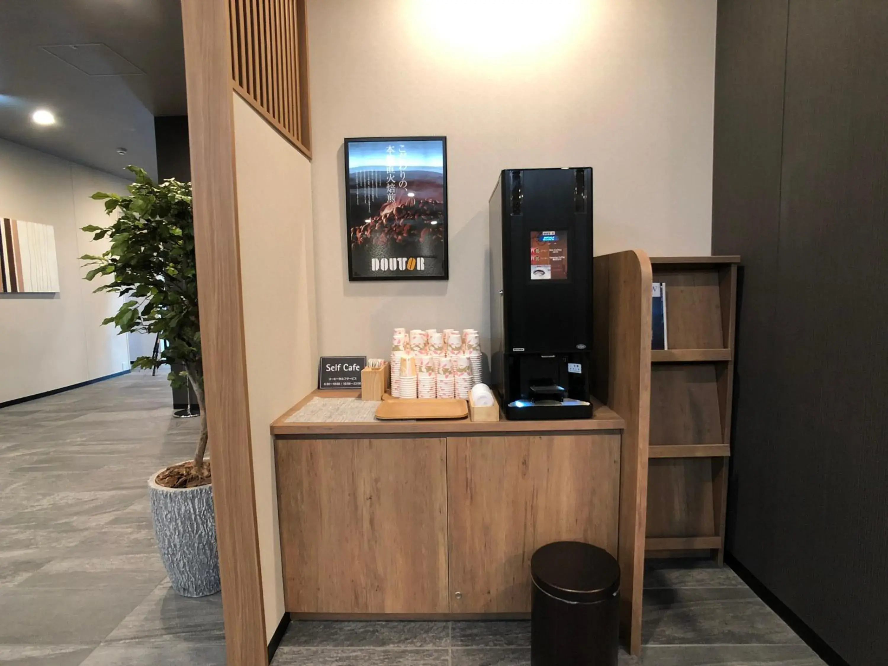 Coffee/tea facilities in Hotel Route Inn Chiba Newtown Chuo Ekimae - Narita Airport Access Line