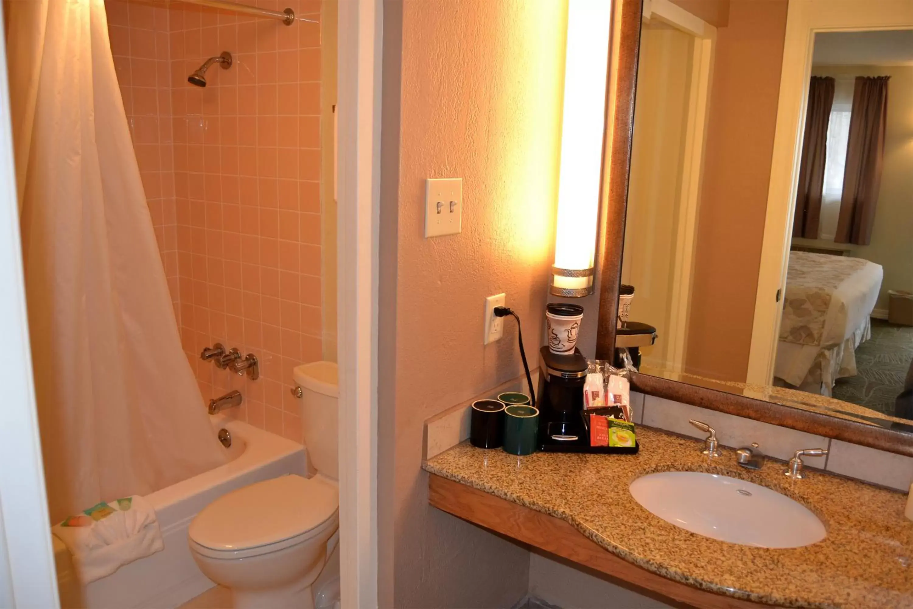 Shower, Bathroom in Cascades Inn