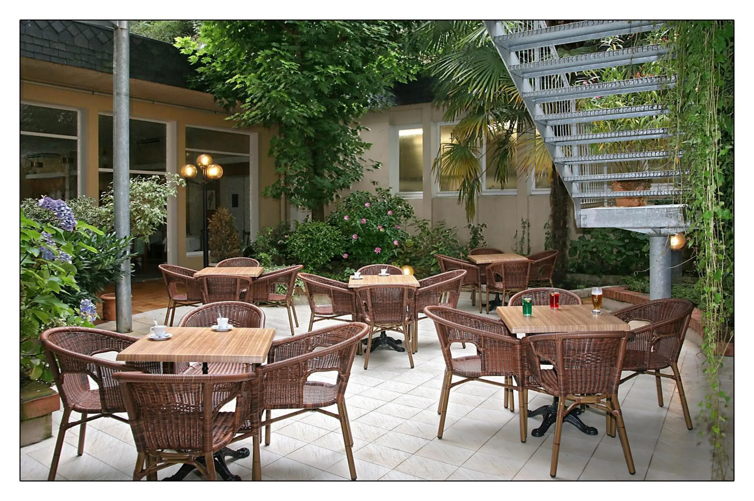 Garden, Restaurant/Places to Eat in Hotel Notre Dame de la Sarte