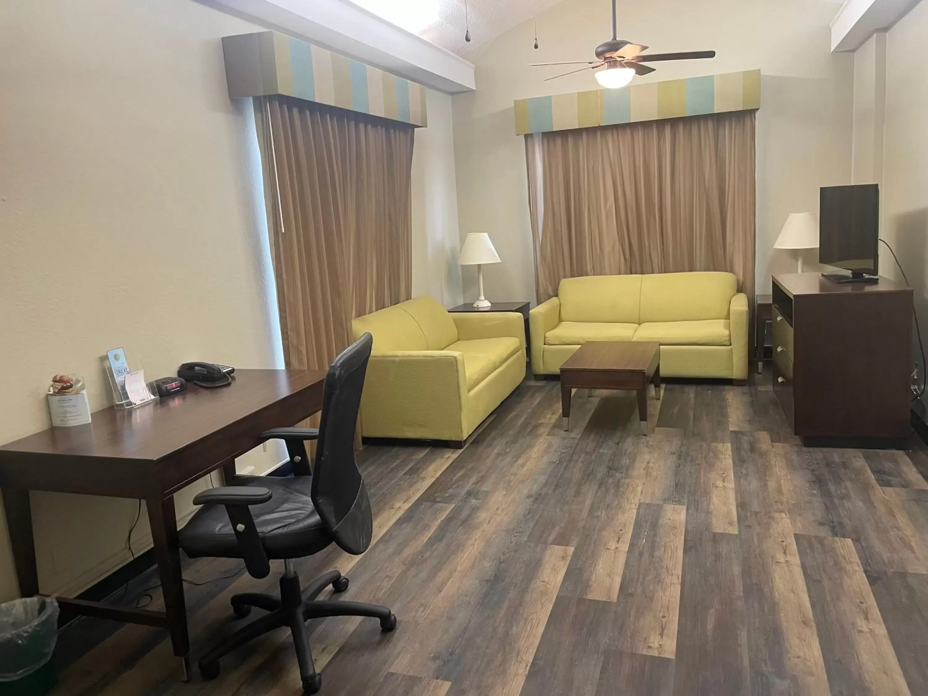 Living room, Seating Area in Travelodge by Wyndham Tuscaloosa