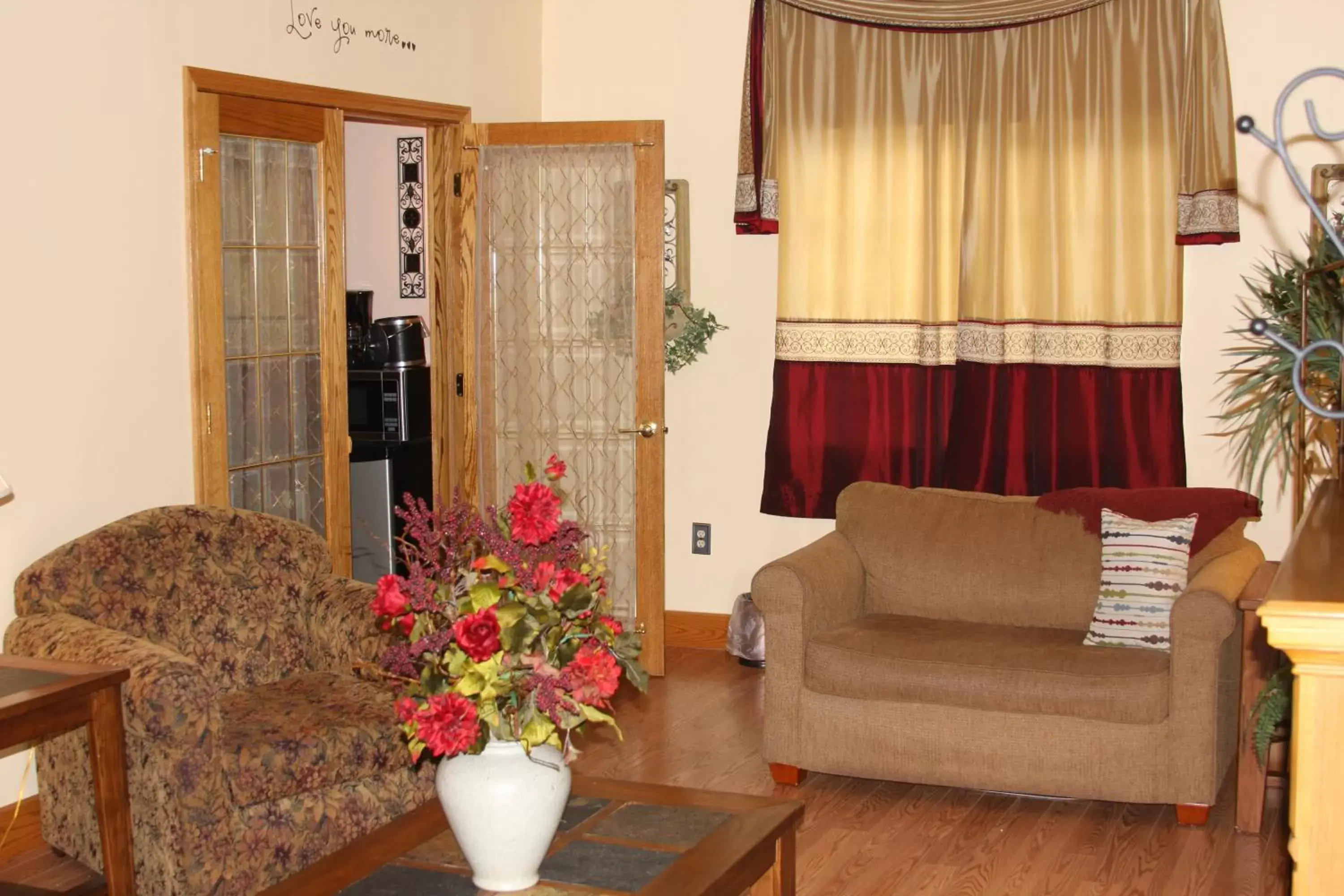 TV and multimedia, Seating Area in Gladstone Inn and Suites