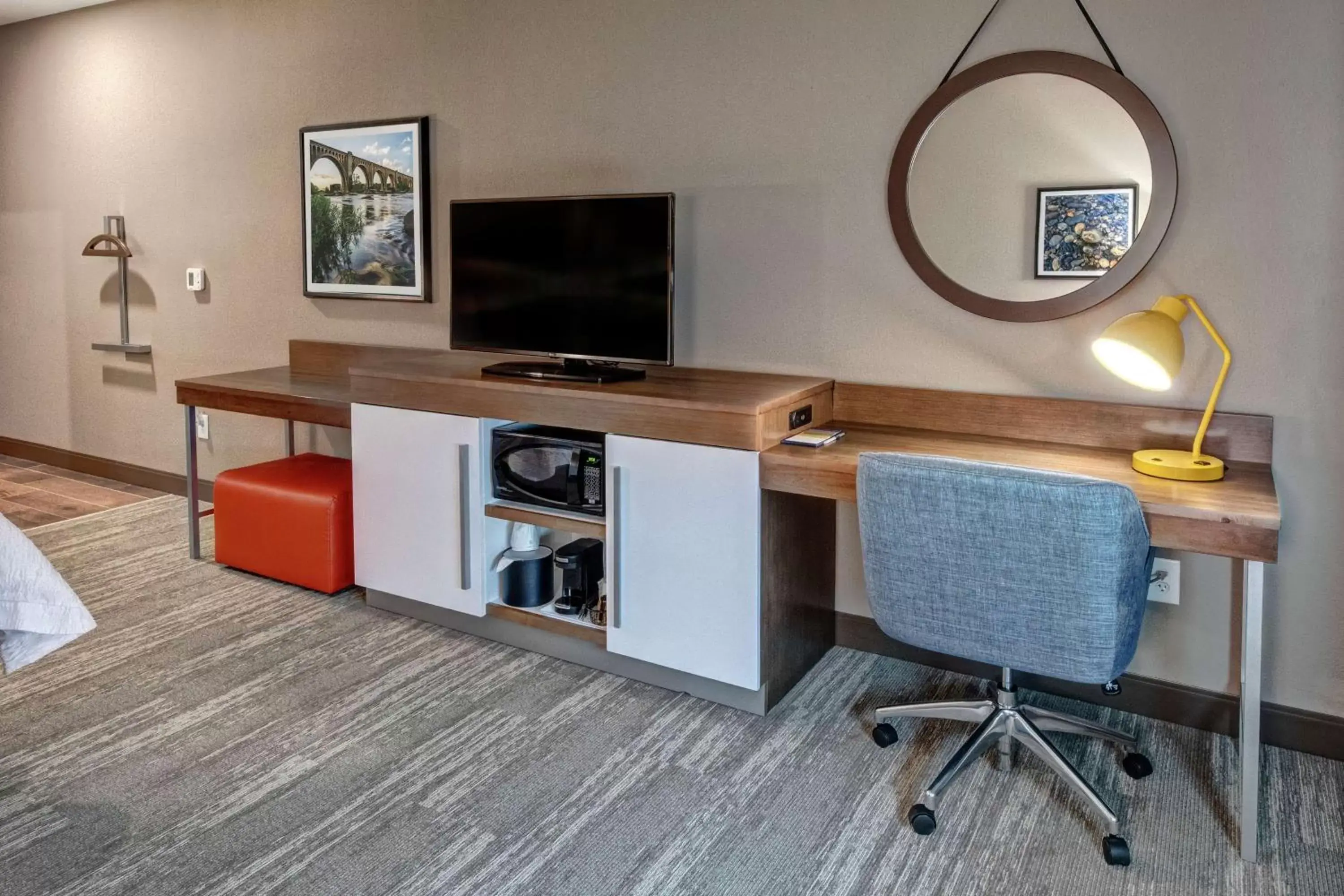 Living room, TV/Entertainment Center in Hampton Inn & Suites Culpeper