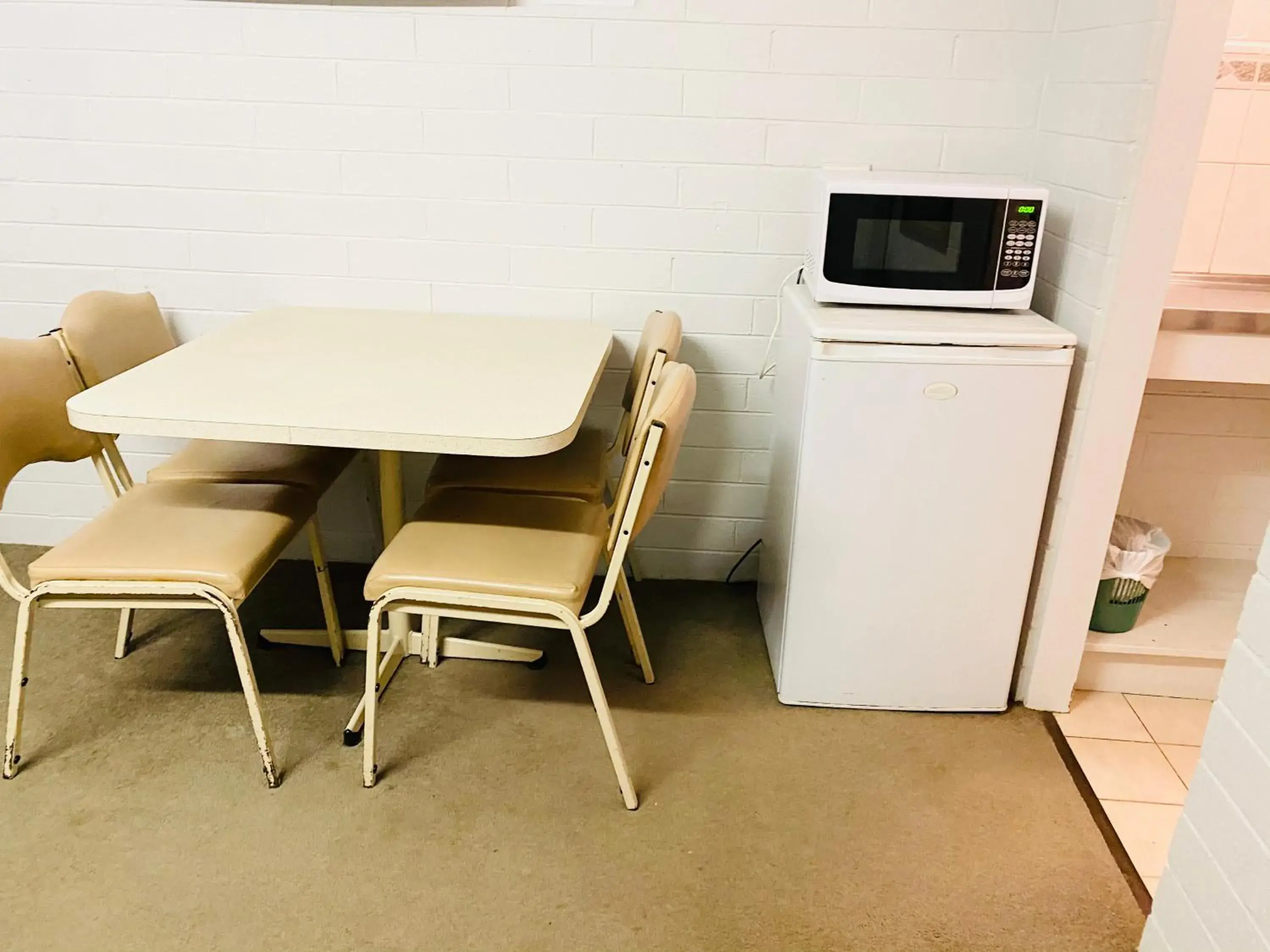 Kitchen/Kitchenette in Millers Cottage Motel