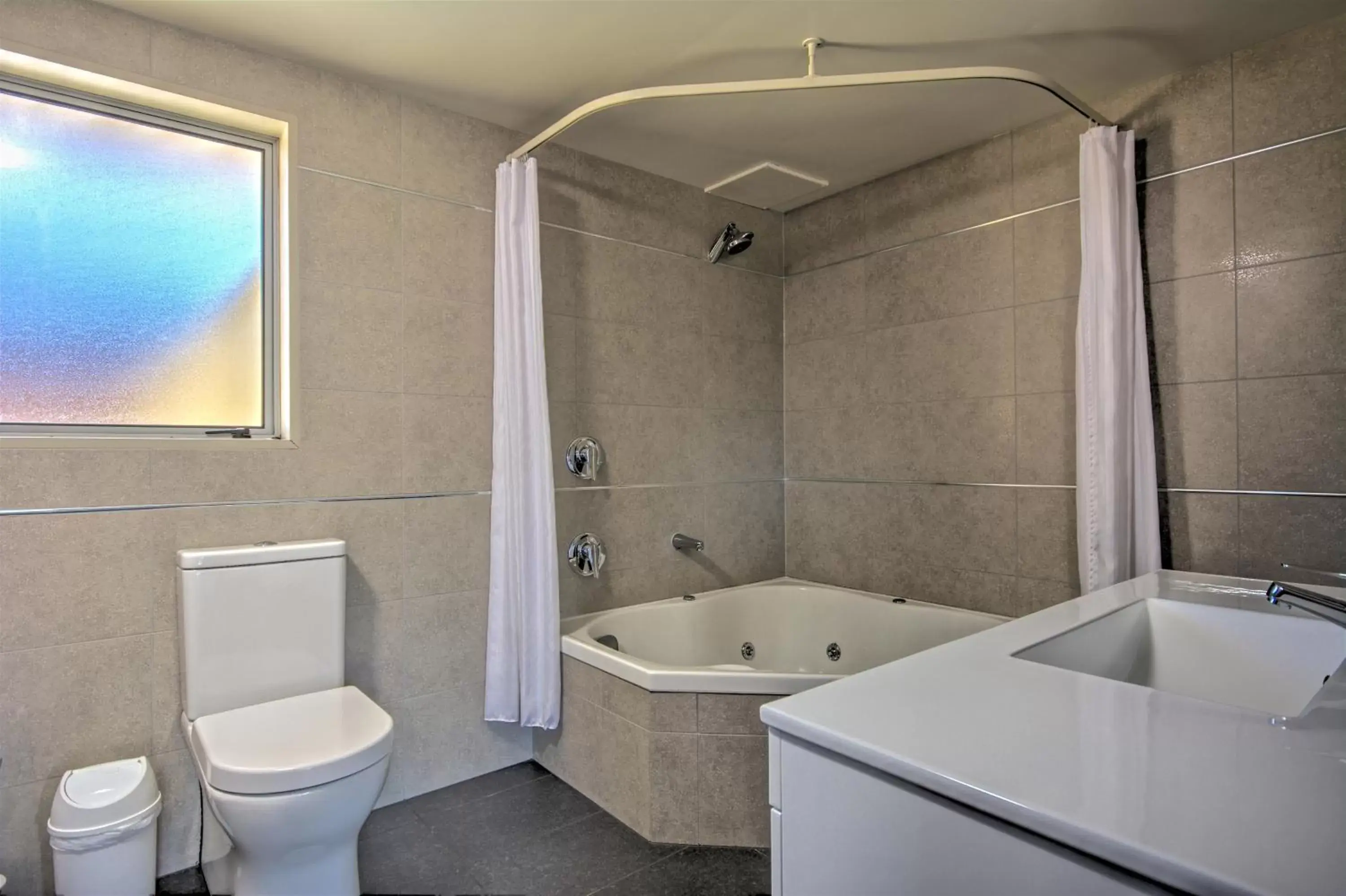 Bathroom in Alexis Motel & Apartments
