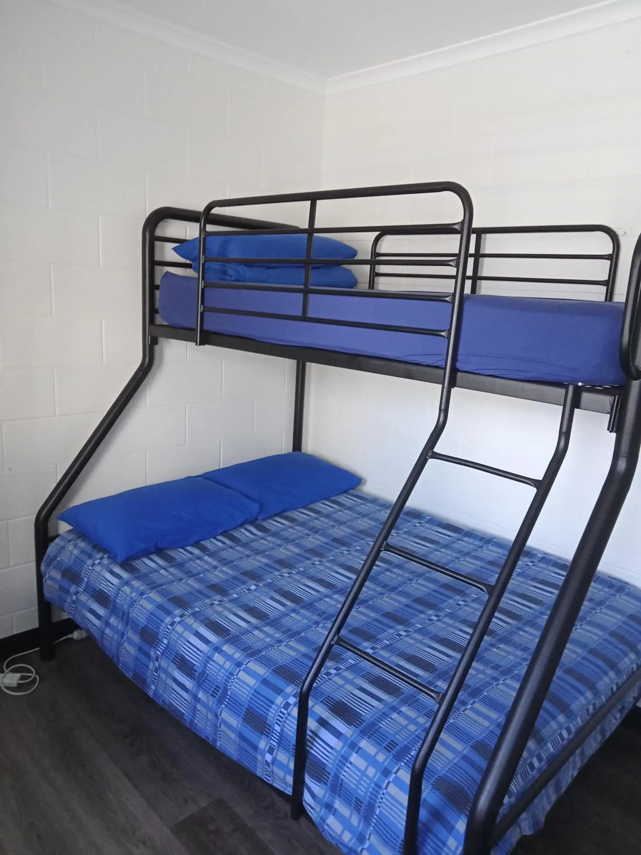 Bed, Bunk Bed in Summer House Backpackers Cairns