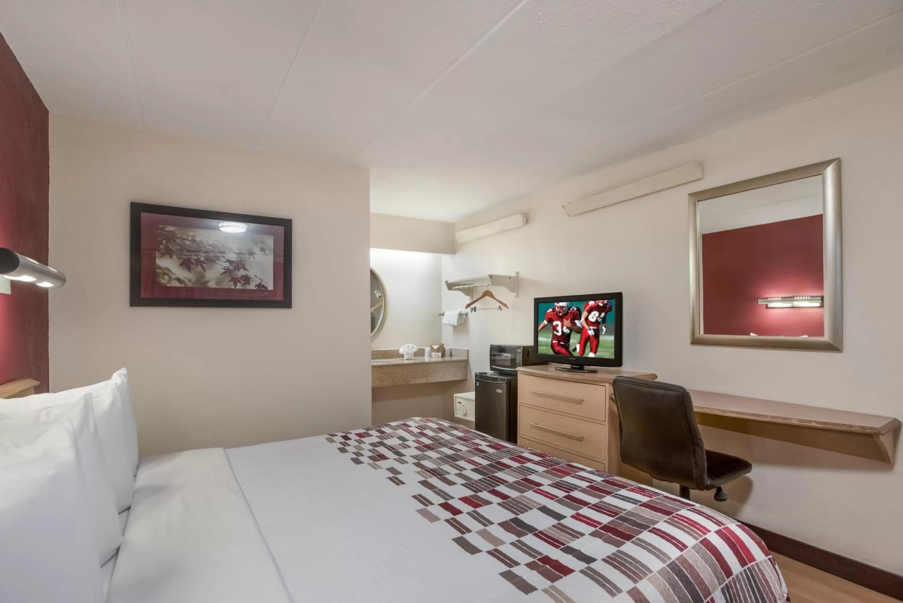 Bedroom, Bed in Red Roof Inn Philadelphia - Trevose