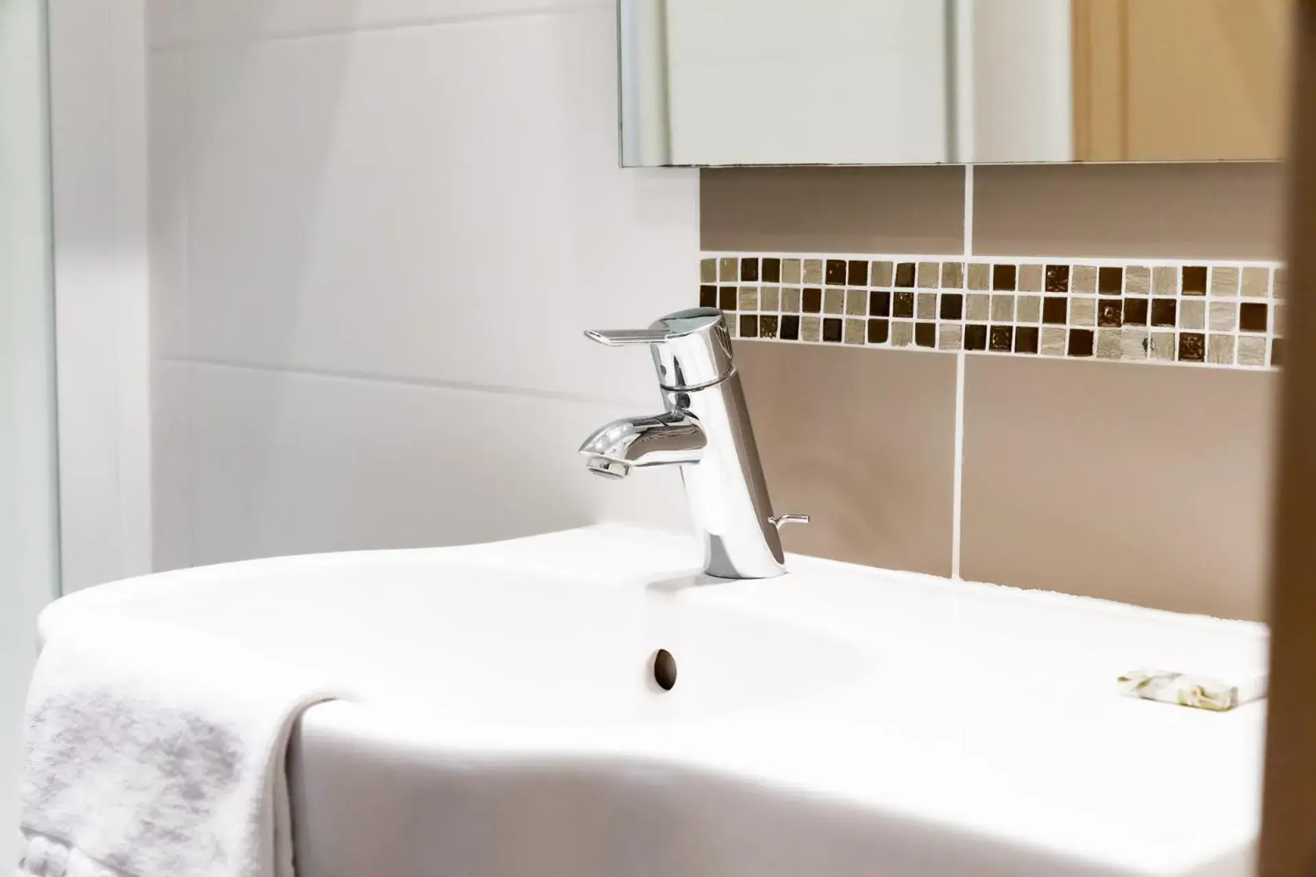 Bathroom in Hôtel du Château Dinan - Originals Boutique