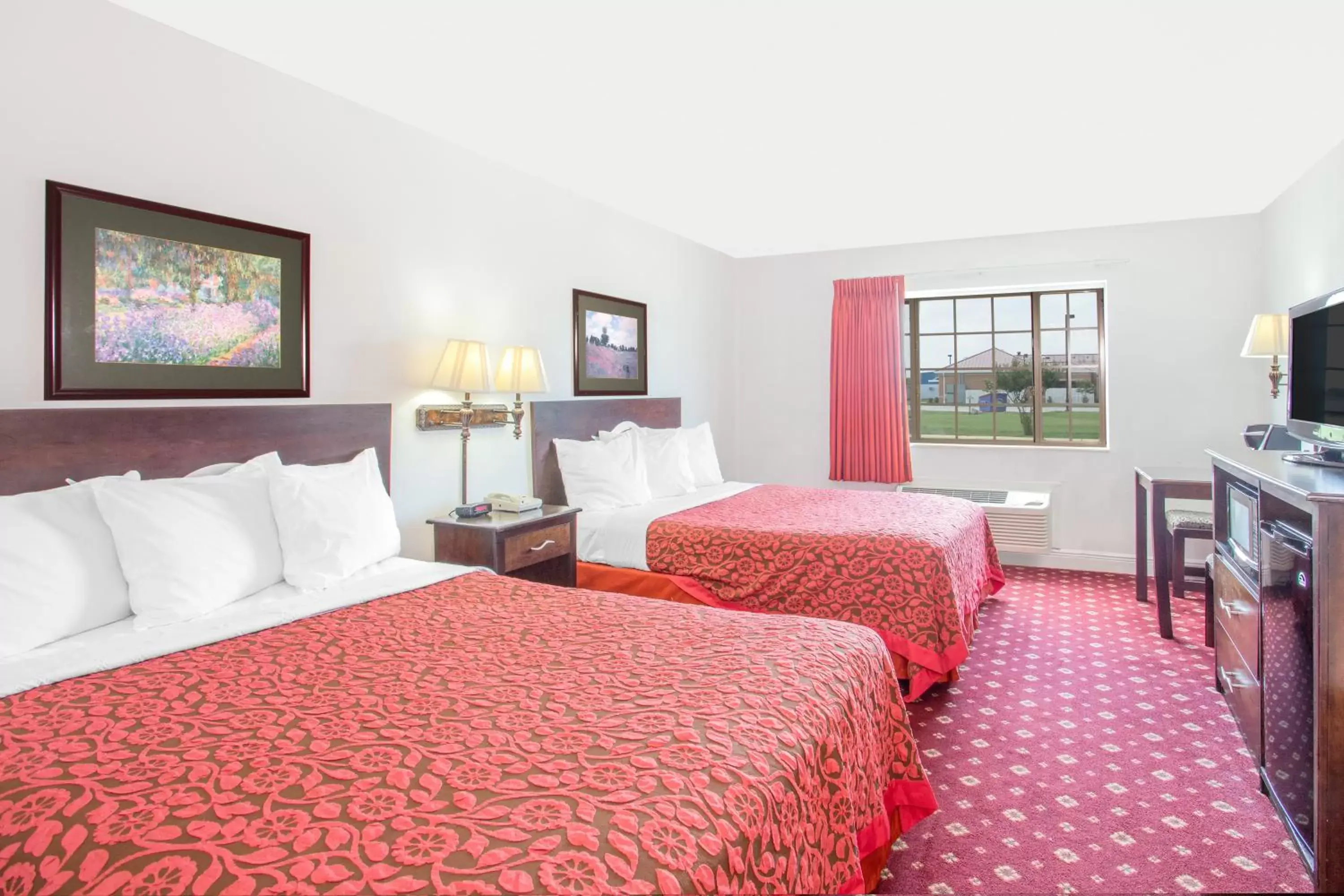 Photo of the whole room, Bed in Days Inn by Wyndham Lake Village