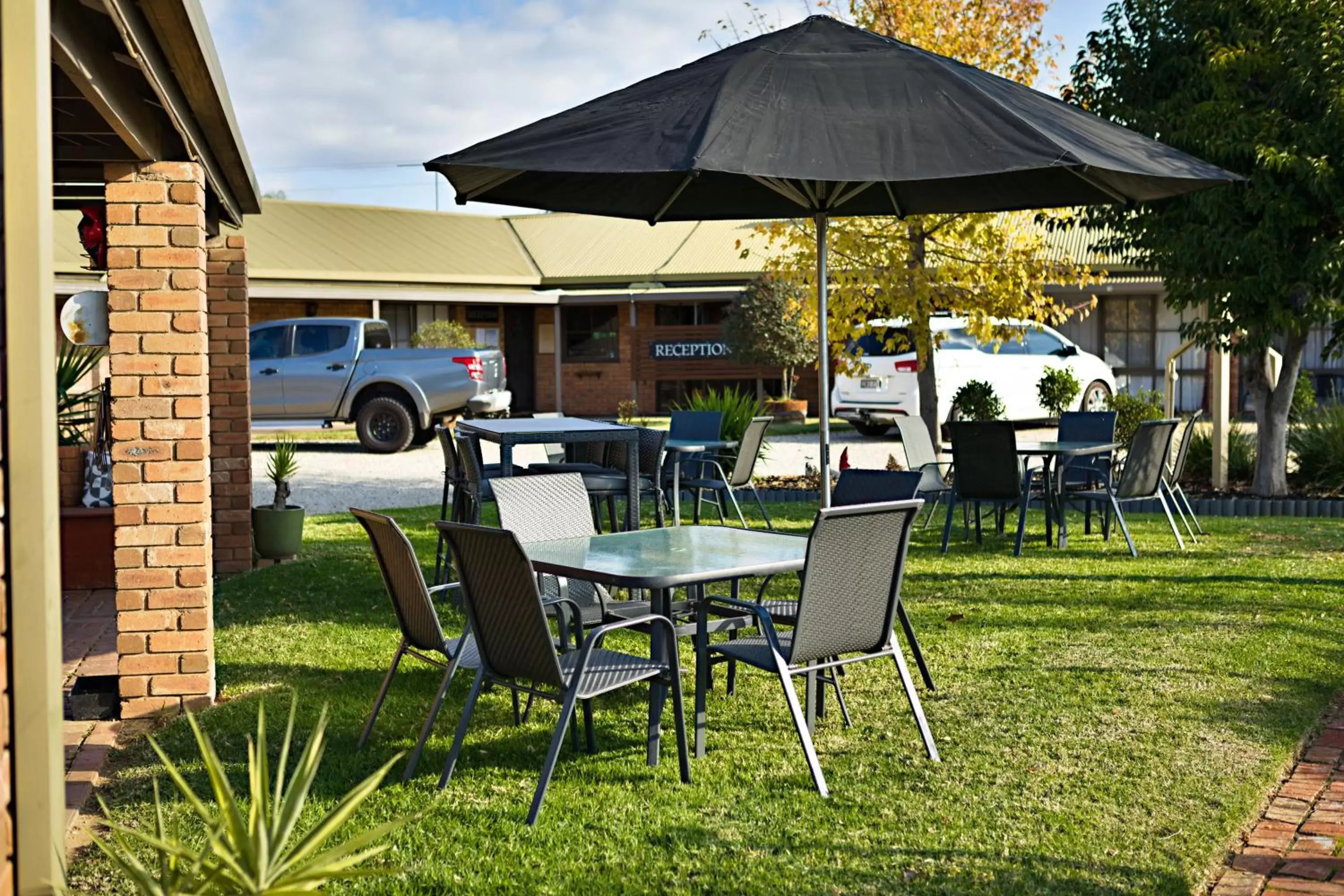 Patio in Statesman Motor Inn