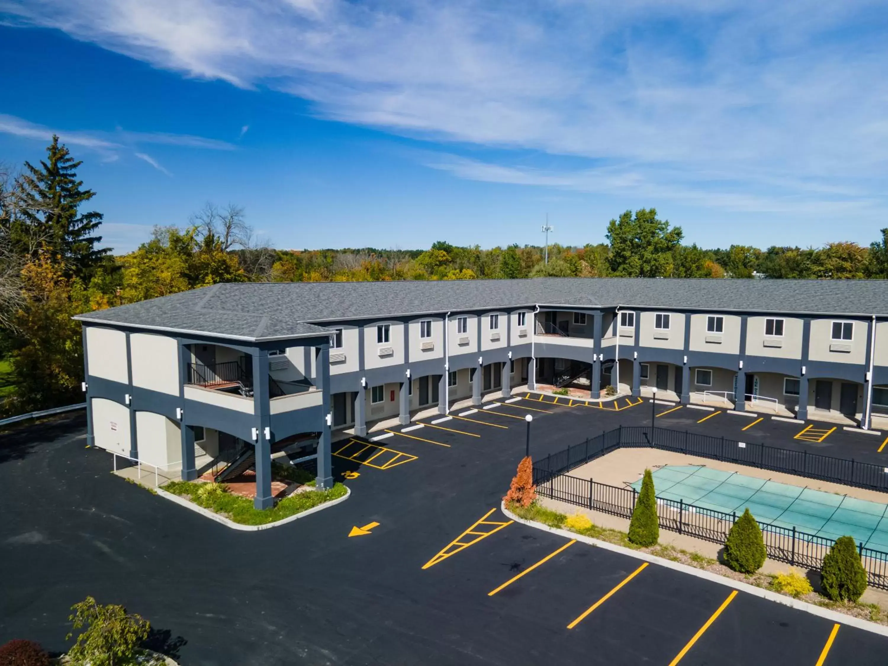 Facade/entrance, Pool View in Days Inn & Suites by Wyndham Niagara Falls/Buffalo