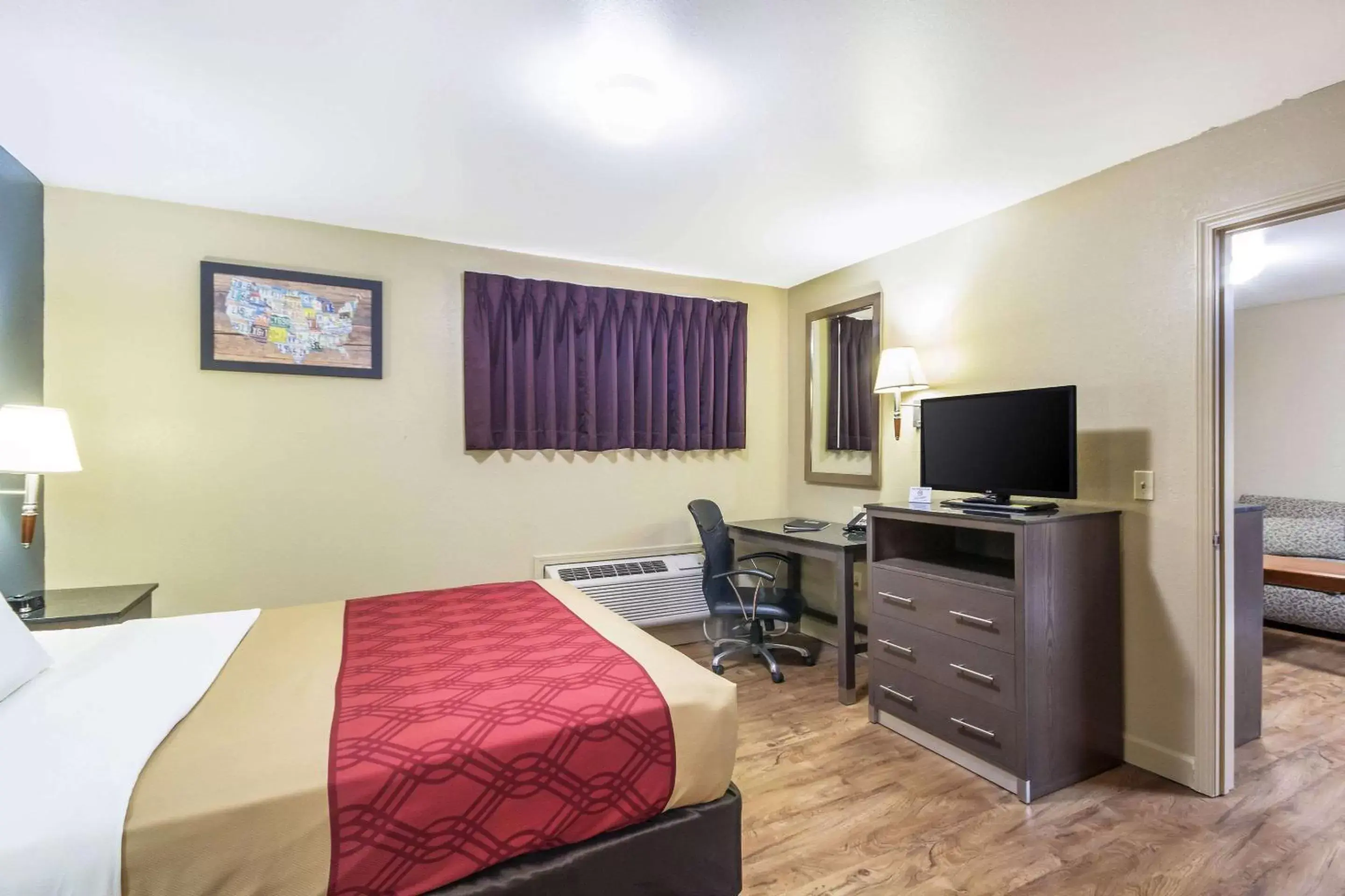 Bedroom, TV/Entertainment Center in Econo Lodge Inn & Suites I-35 at Shawnee Mission