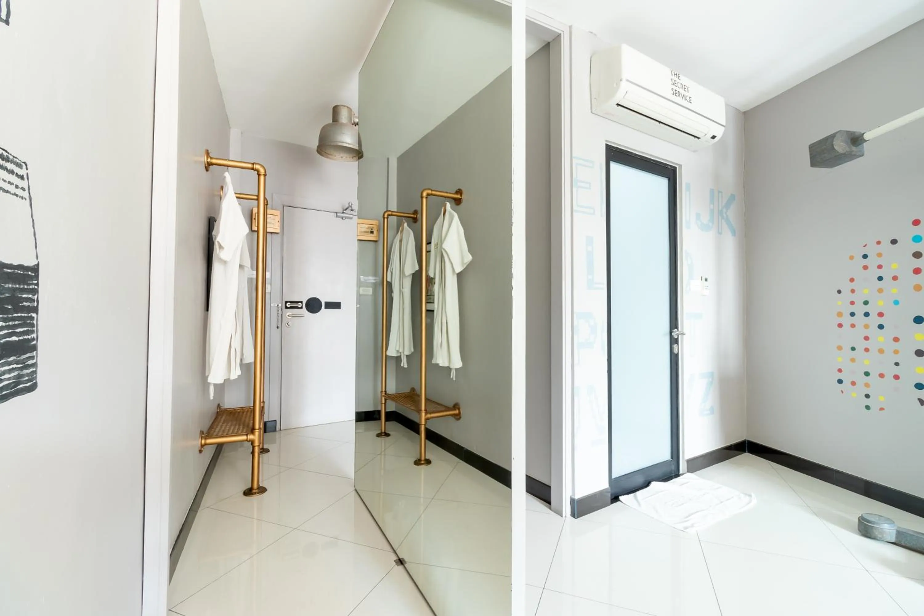 Bathroom in The Secret Service