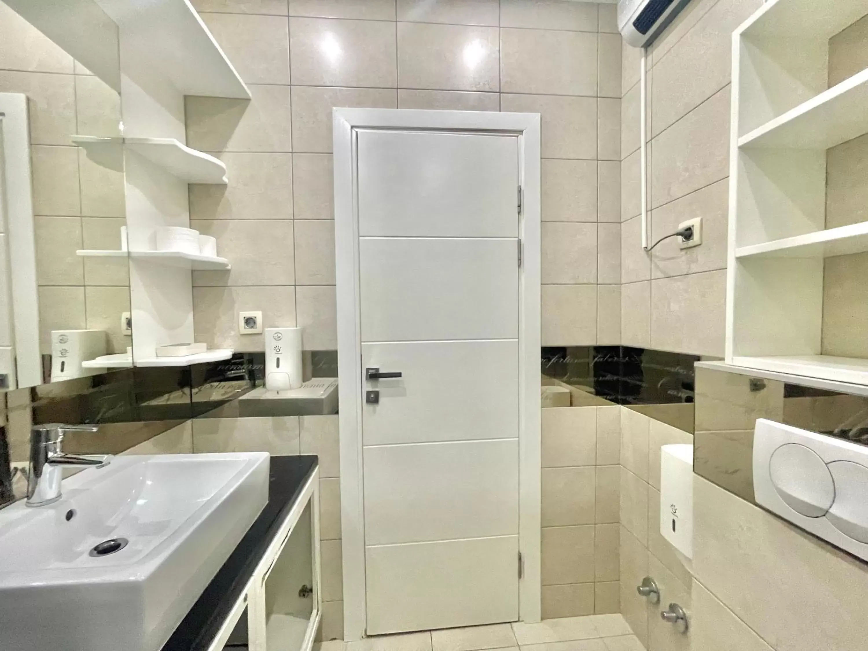 Toilet, Bathroom in Hotel Butua Residence