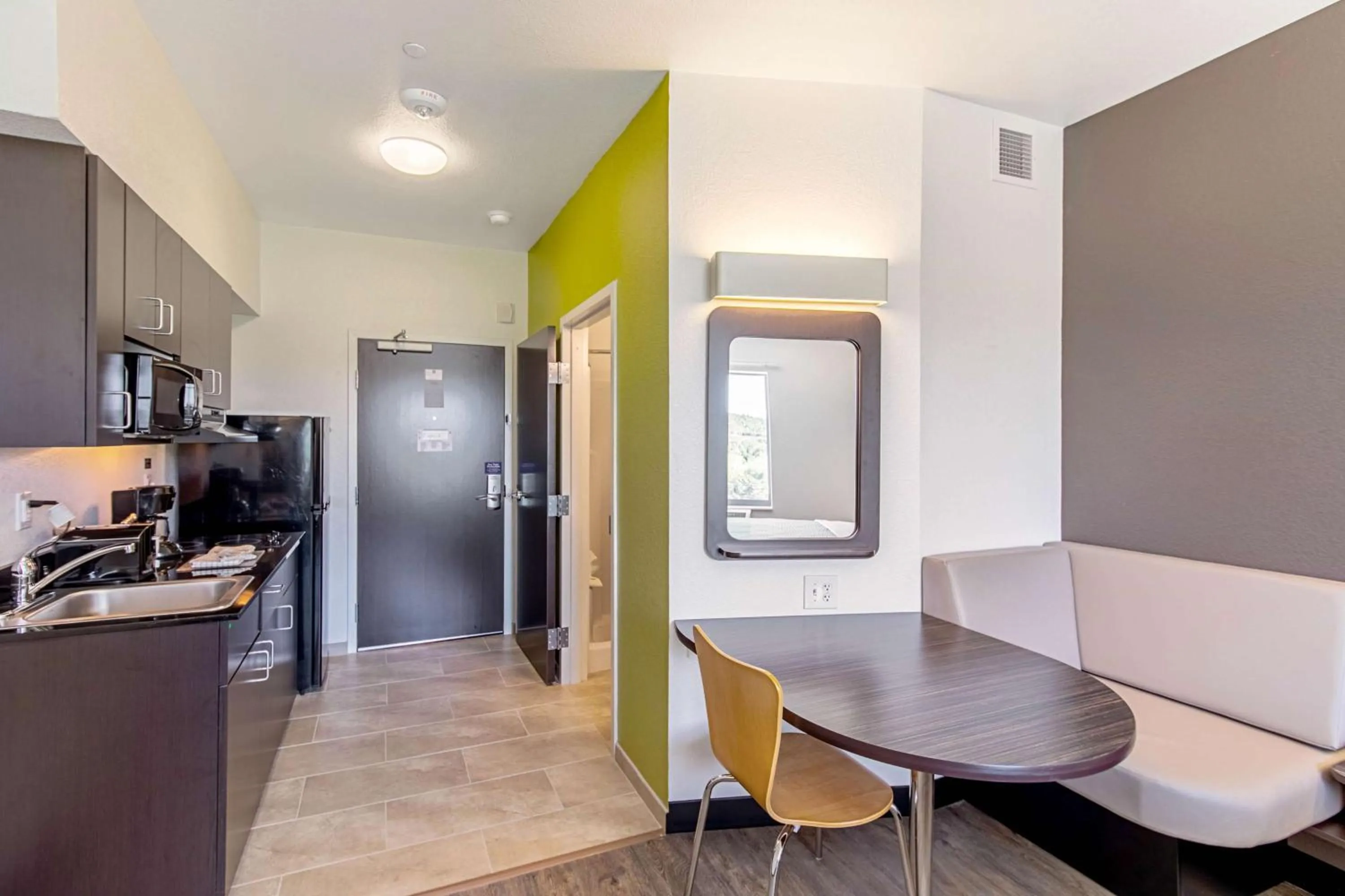 Photo of the whole room in Studio 6 Austin Airport