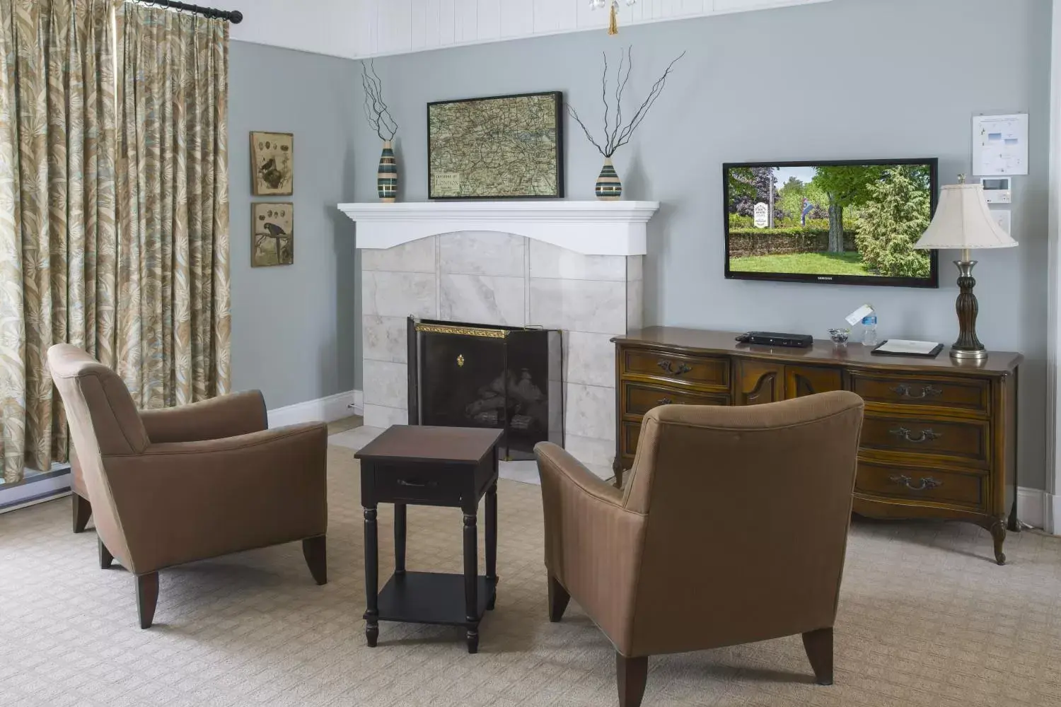 Seating Area in Shadow Lawn Inn