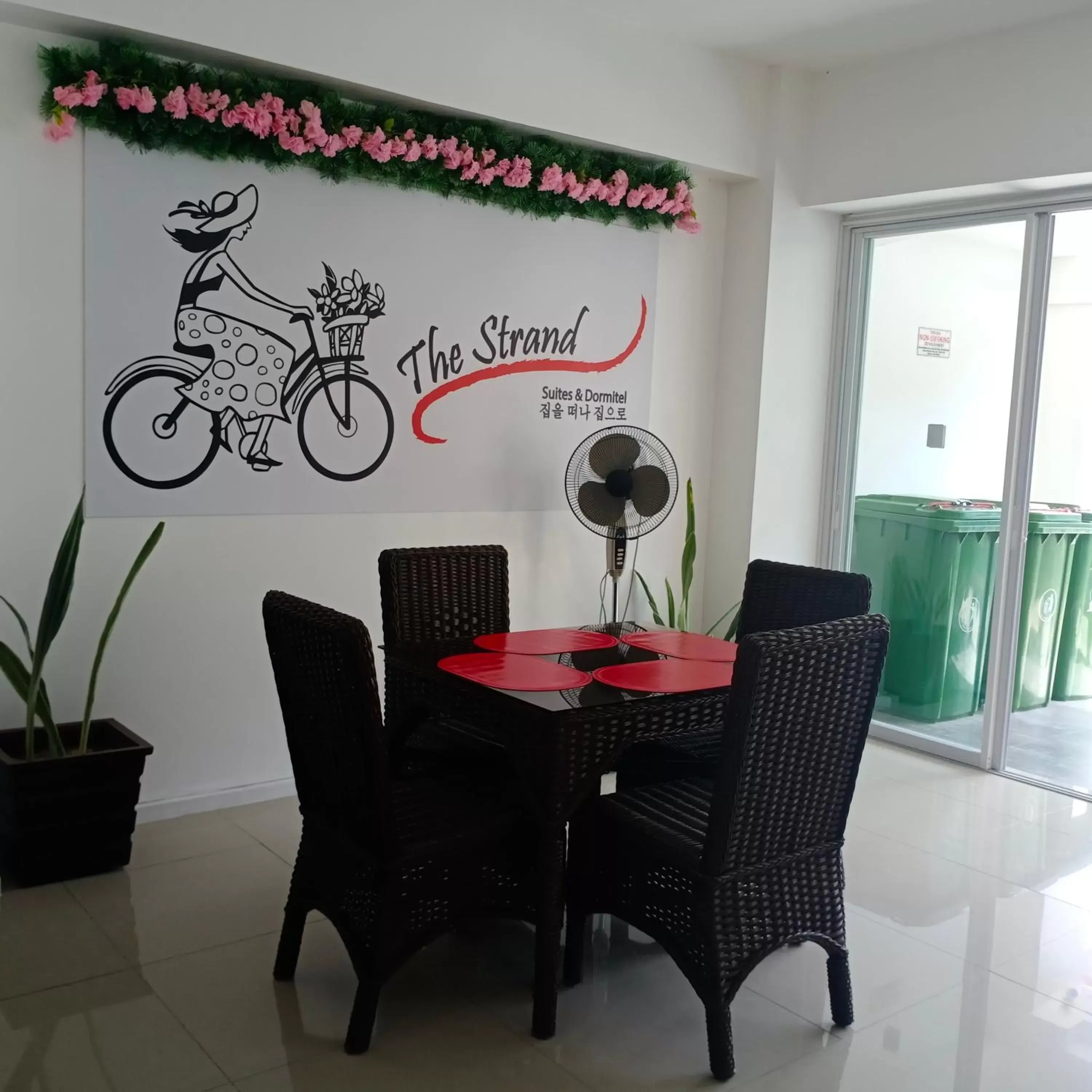 Dining Area in The Strand Suites and Dormitel