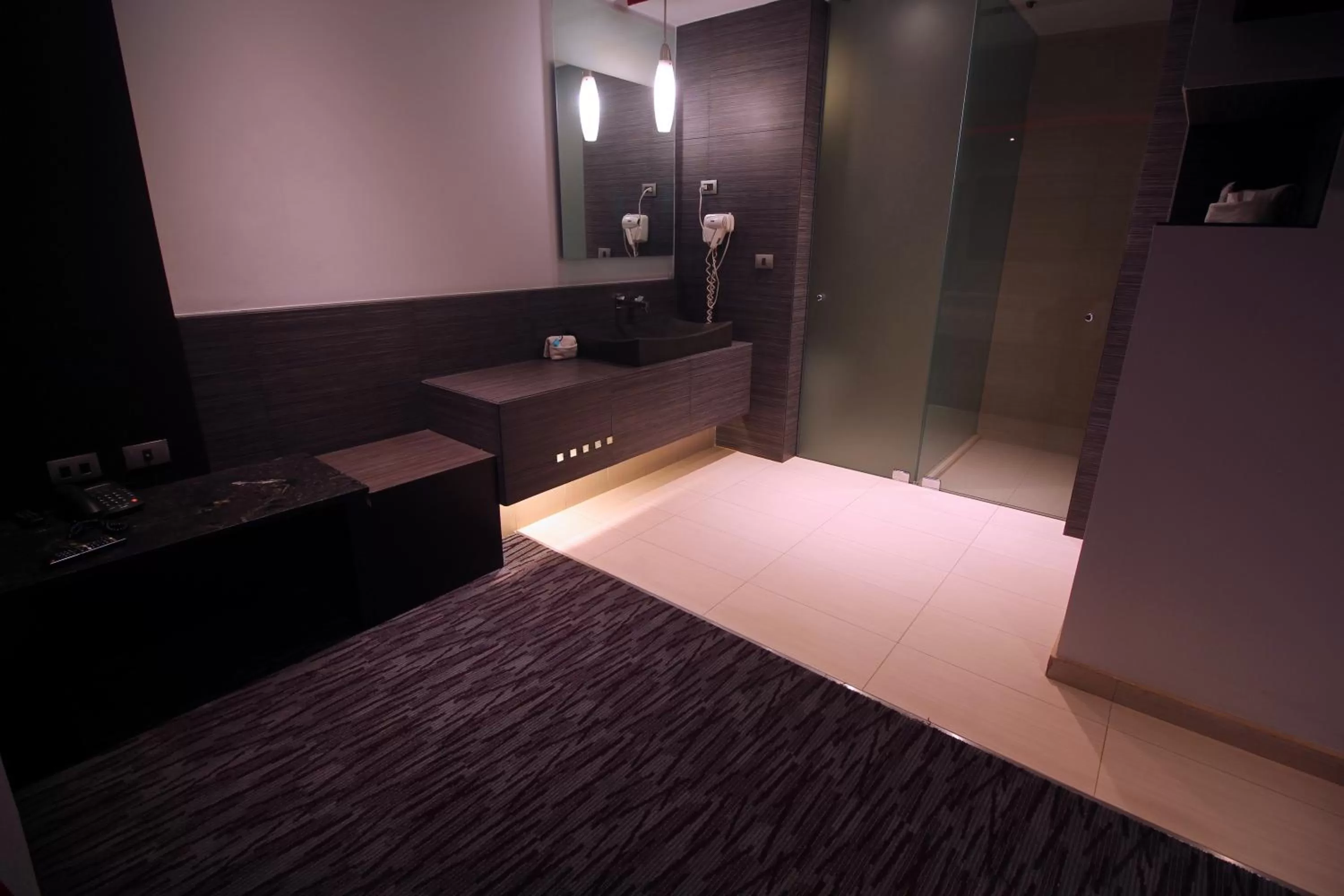 Bathroom, Bed in Motel Via