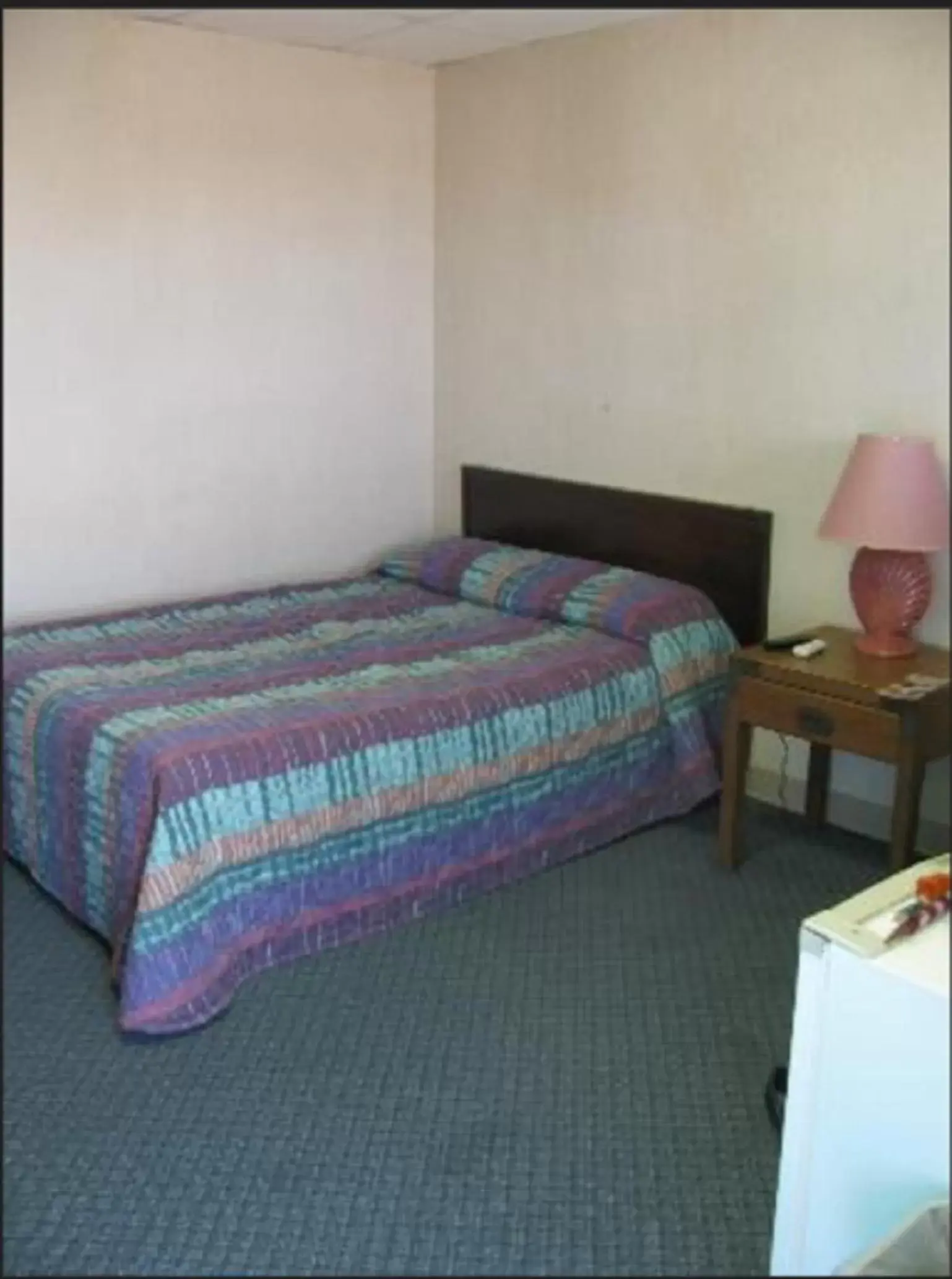 Bed in Sandpiper Motel