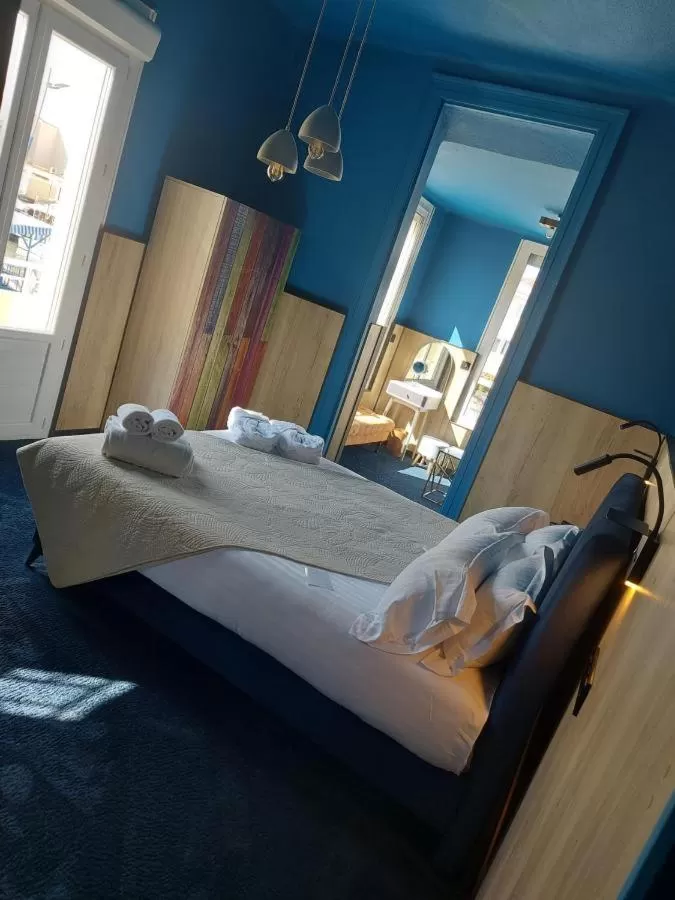 Photo of the whole room, Bed in Hôtel les 4 éléments