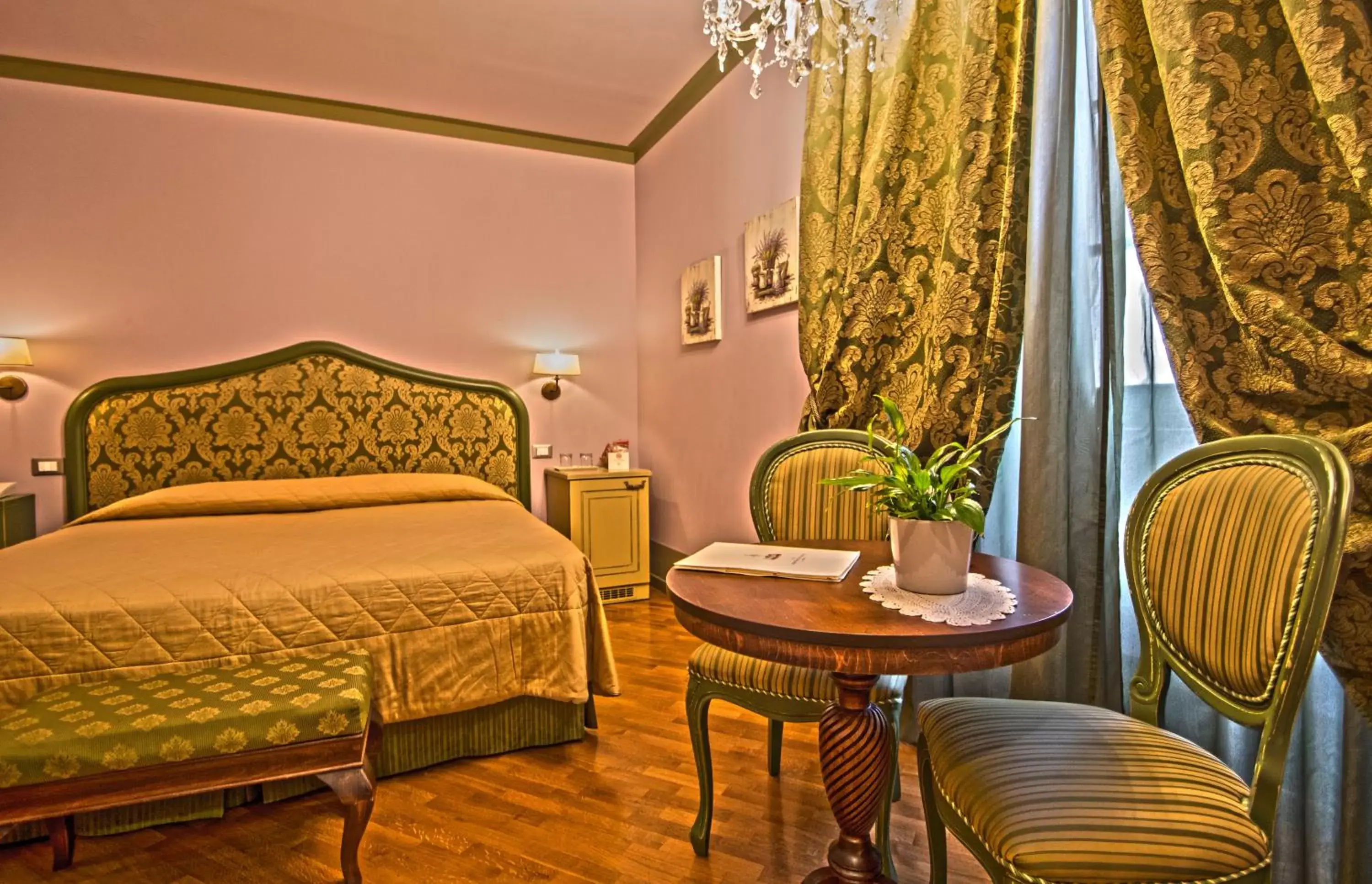 Photo of the whole room, Bed in San Luca Palace