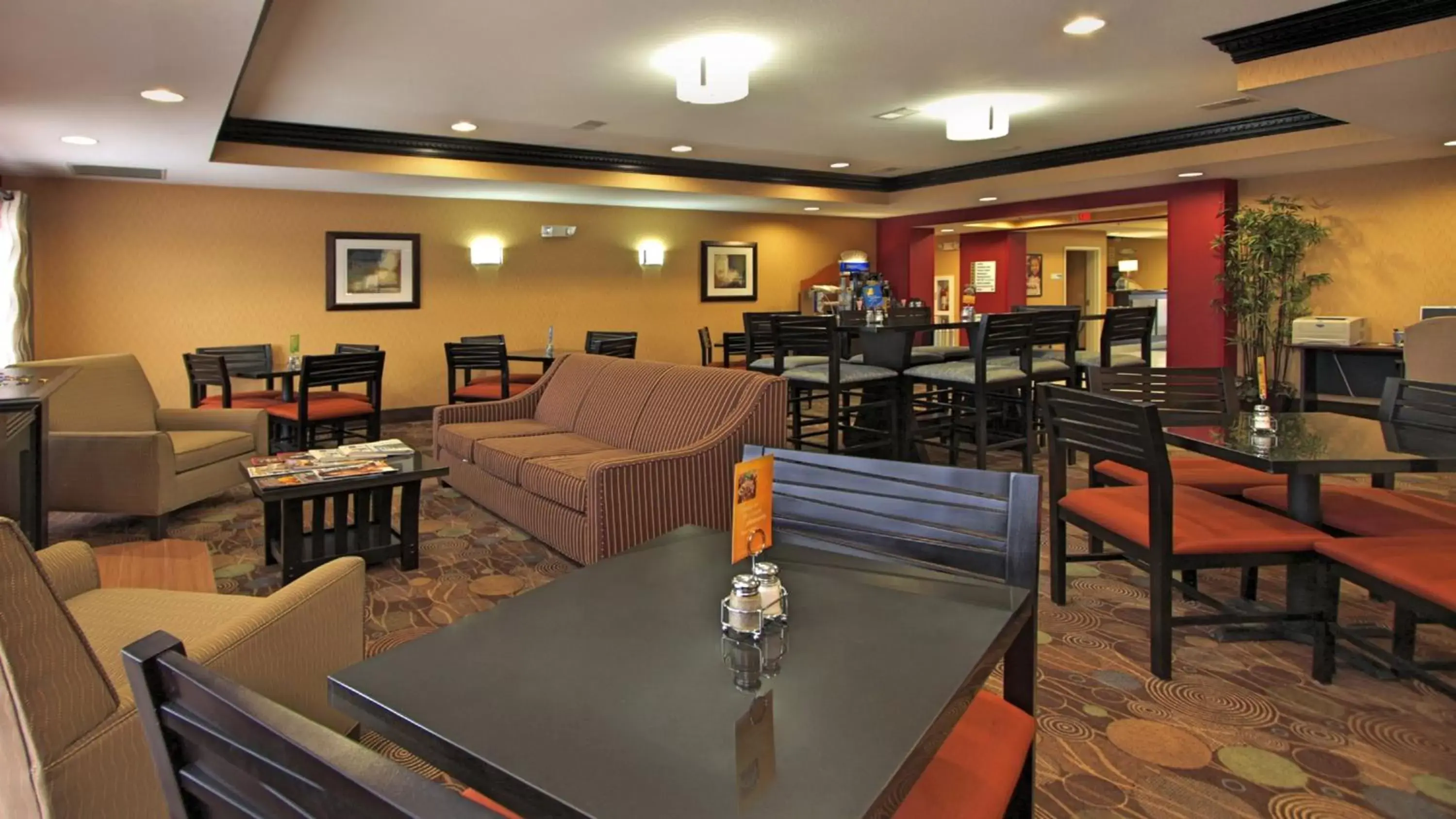 Breakfast, Restaurant/Places to Eat in Holiday Inn Express Hotel & Suites Defiance, an IHG Hotel