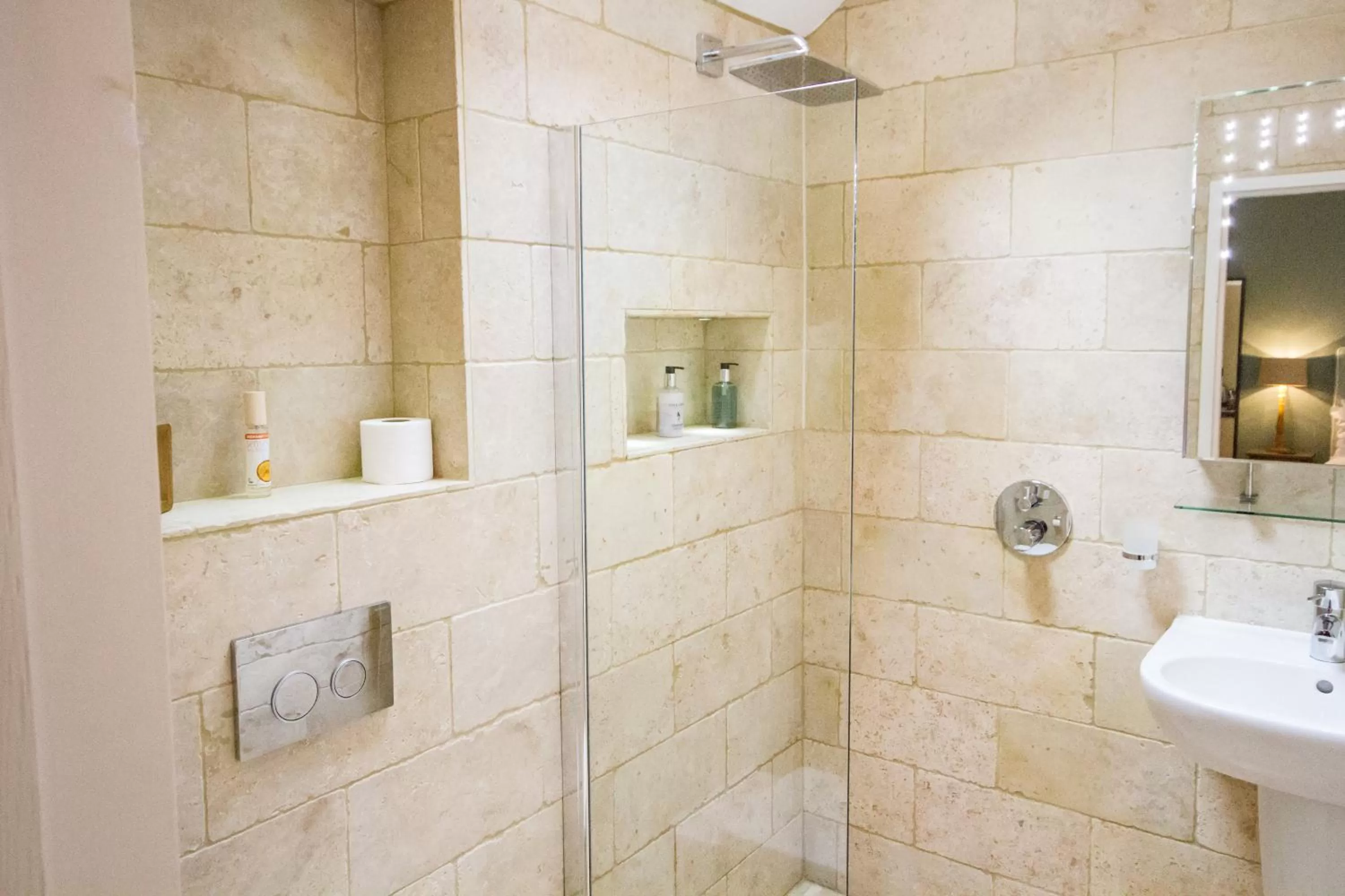 Bathroom in Robin Hood Farm B&B