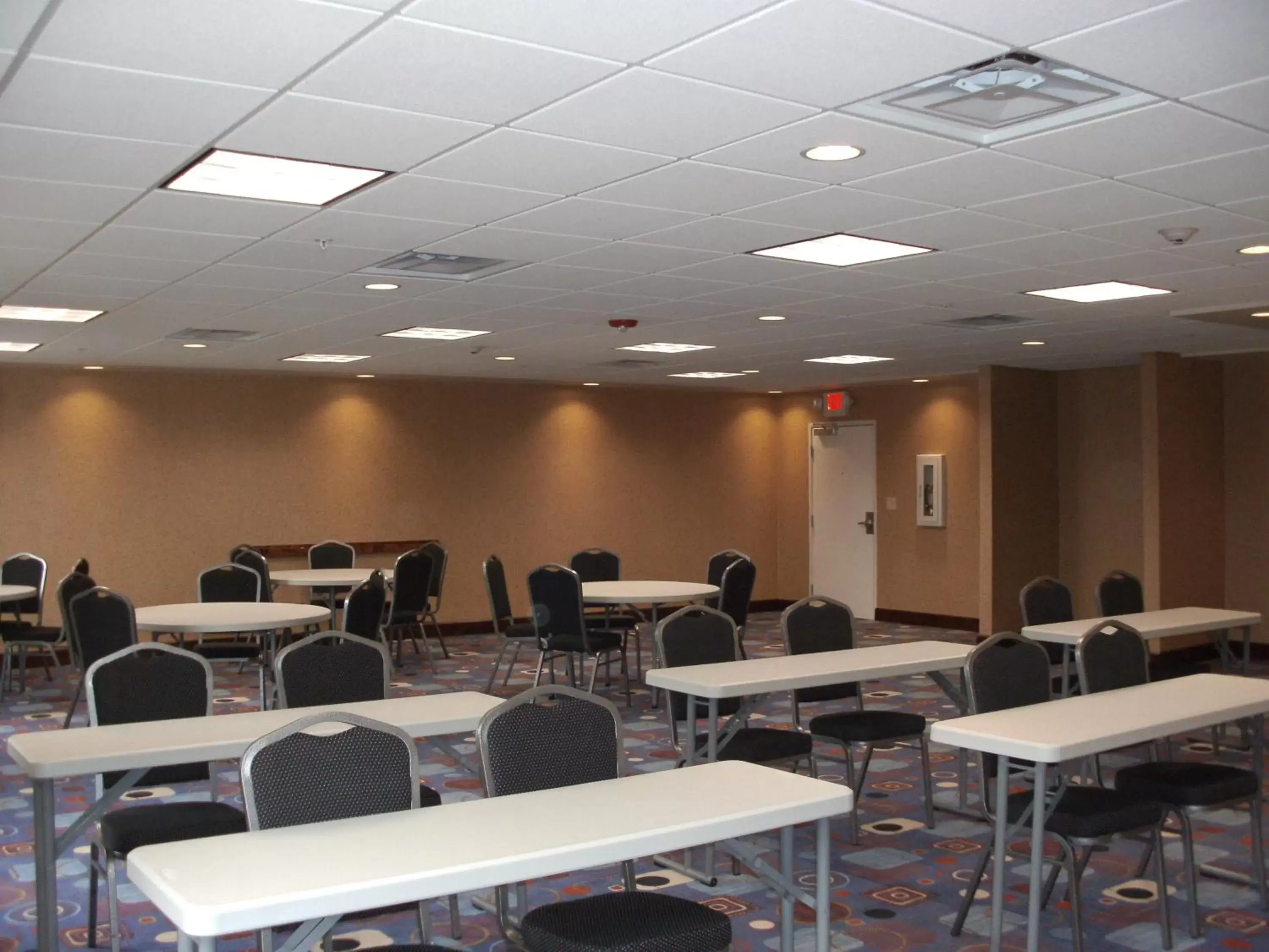 Meeting/conference room in Holiday Inn Express New Albany, an IHG Hotel