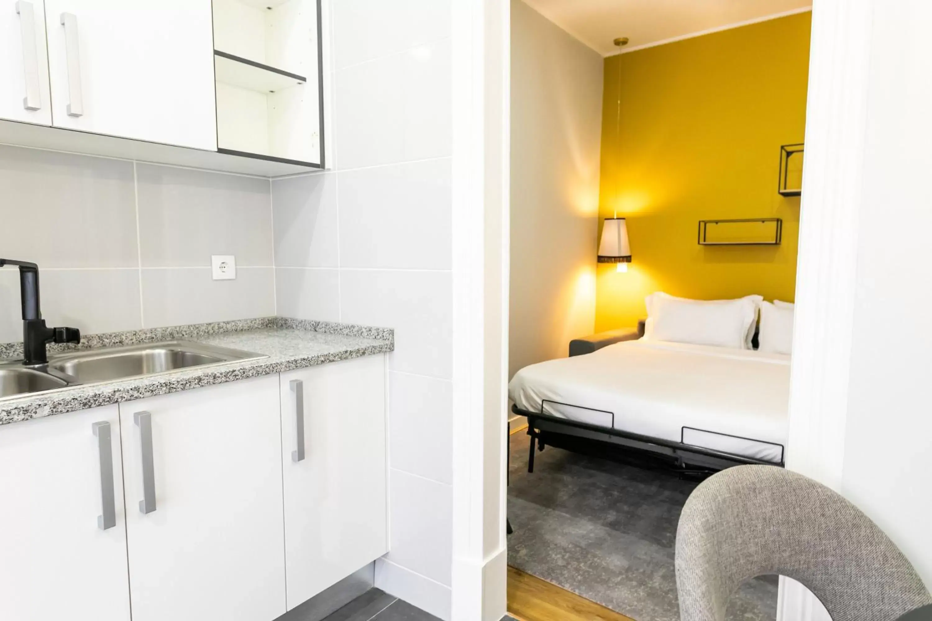 Kitchen or kitchenette, Bed in Lisboa 85 Suites & Apartments by RIDAN Hotels