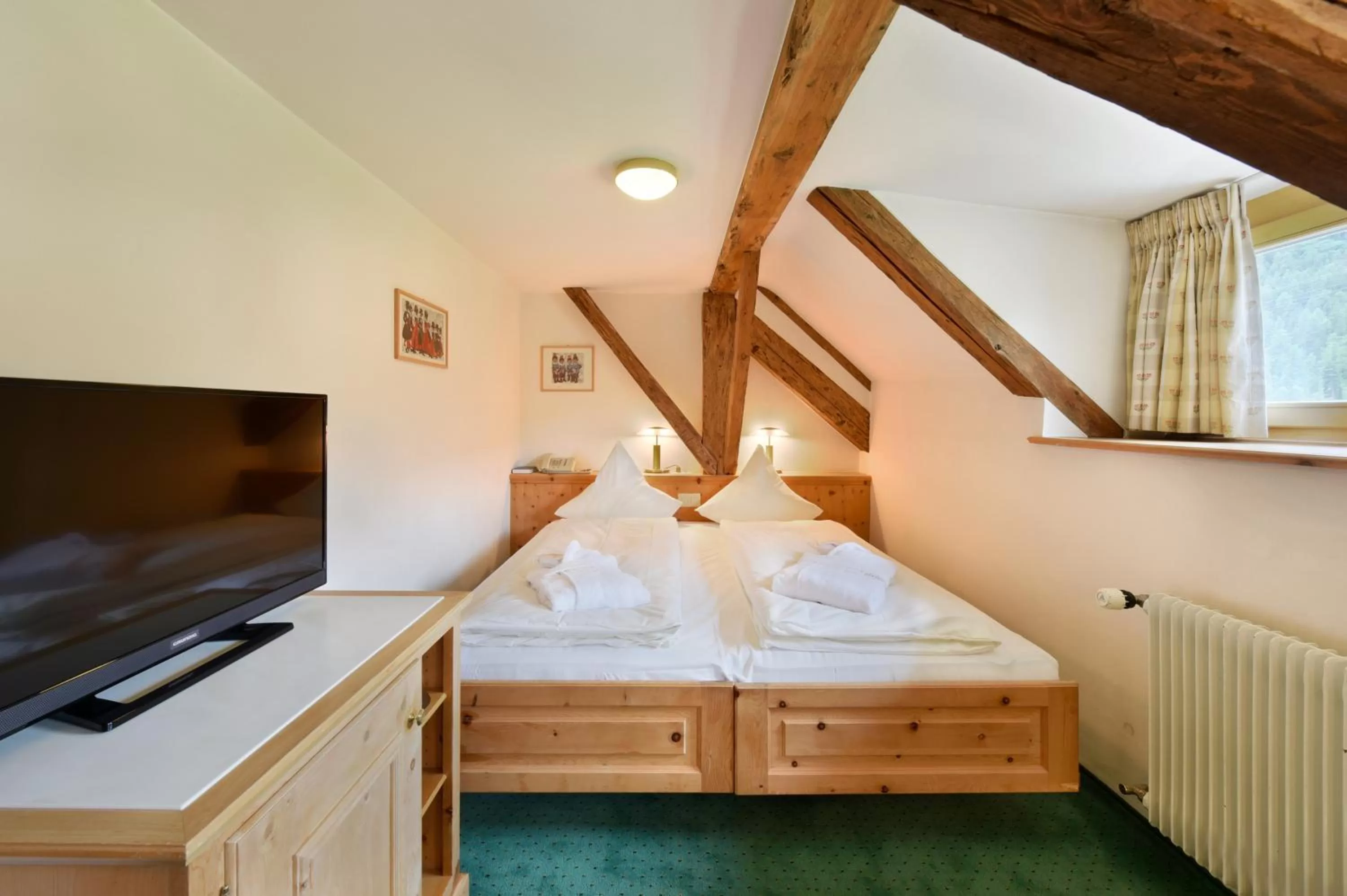 Economy Double Room with Shared Bathroom in Hotel Steinbock Pontresina