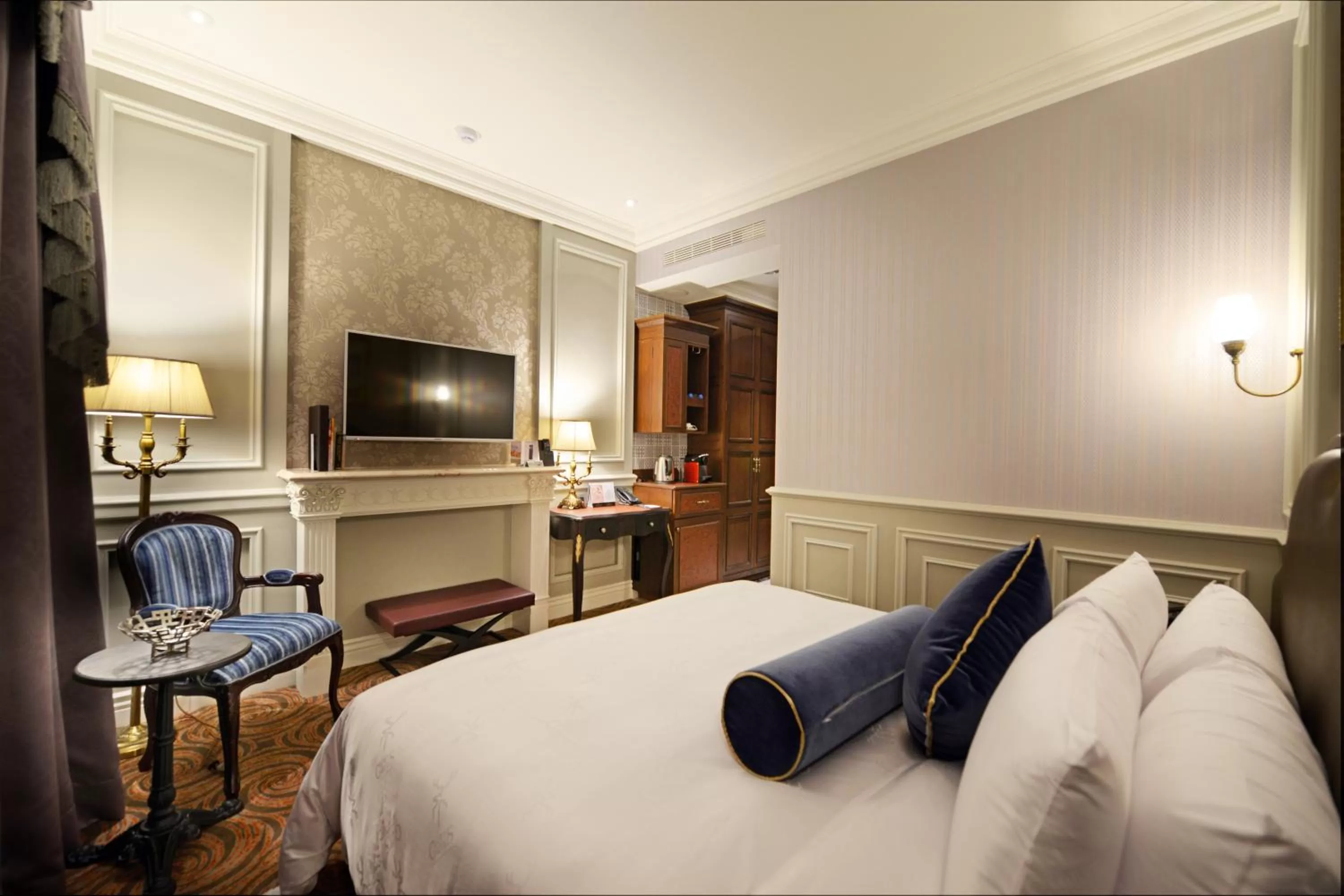 Photo of the whole room, Bed in Golden Tulip RS Boutique Hotel-Tainan