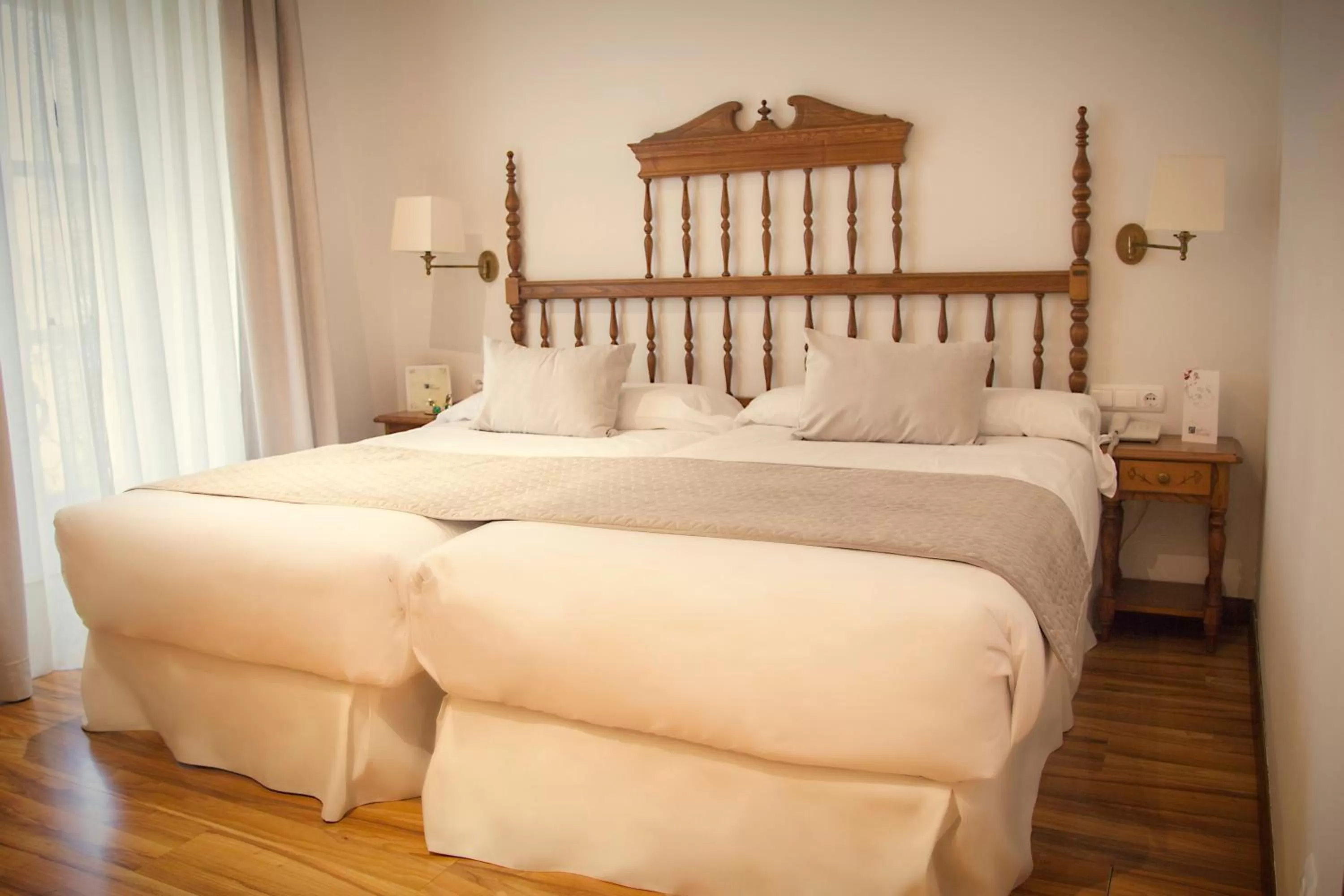 Photo of the whole room, Bed in Palacio Azcárate Hotel