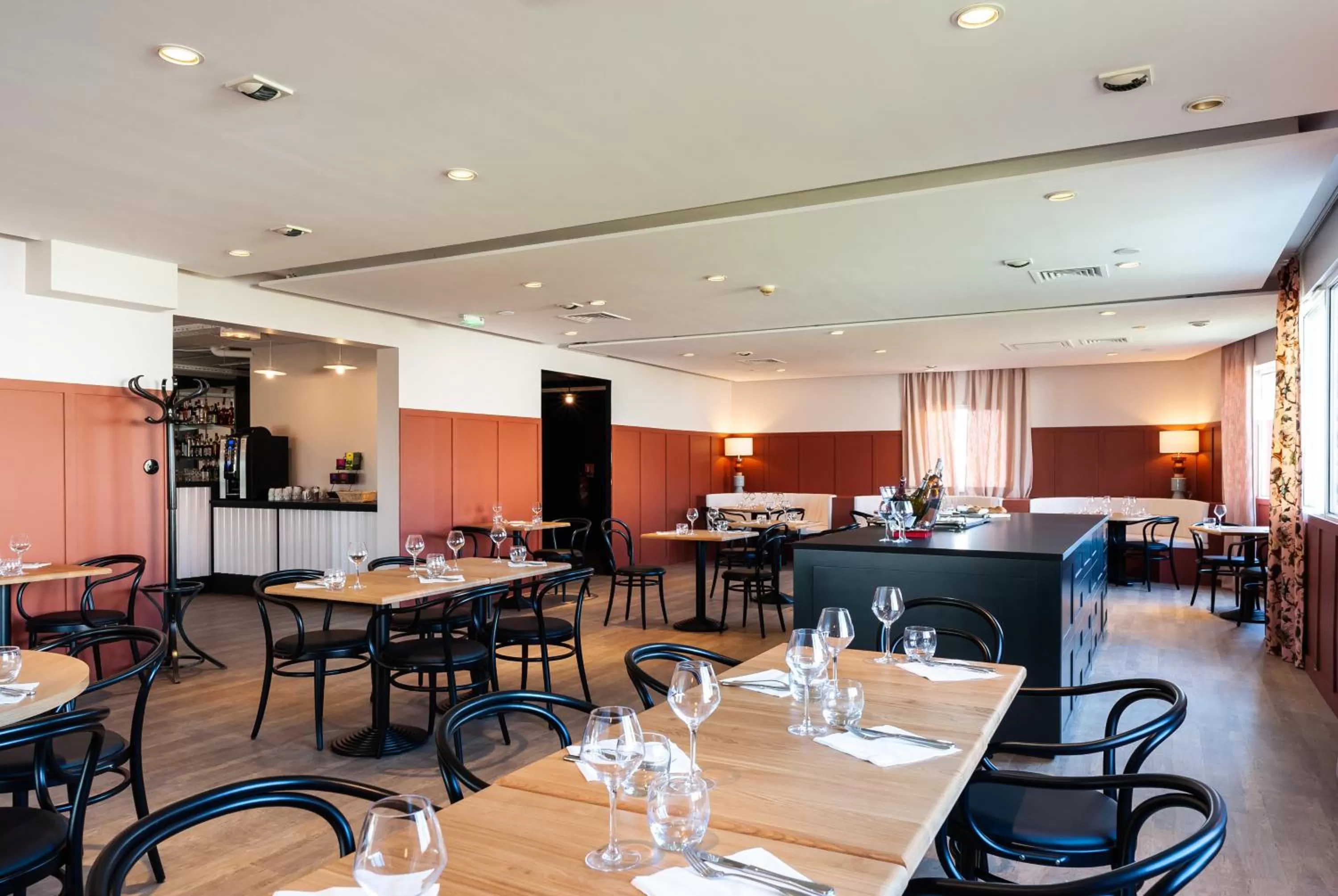 Restaurant/places to eat in Kyriad Nuits Saint Georges Dijon Sud