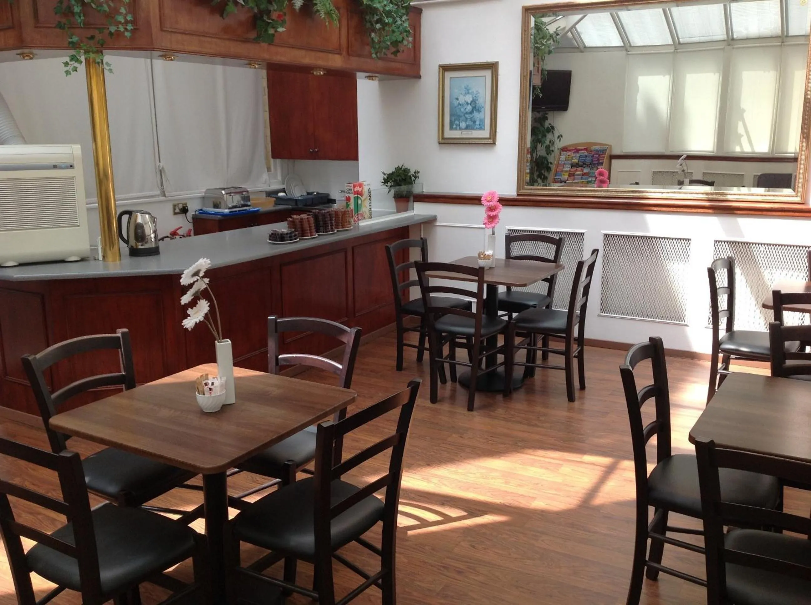 Restaurant/places to eat in London Continental Hotel