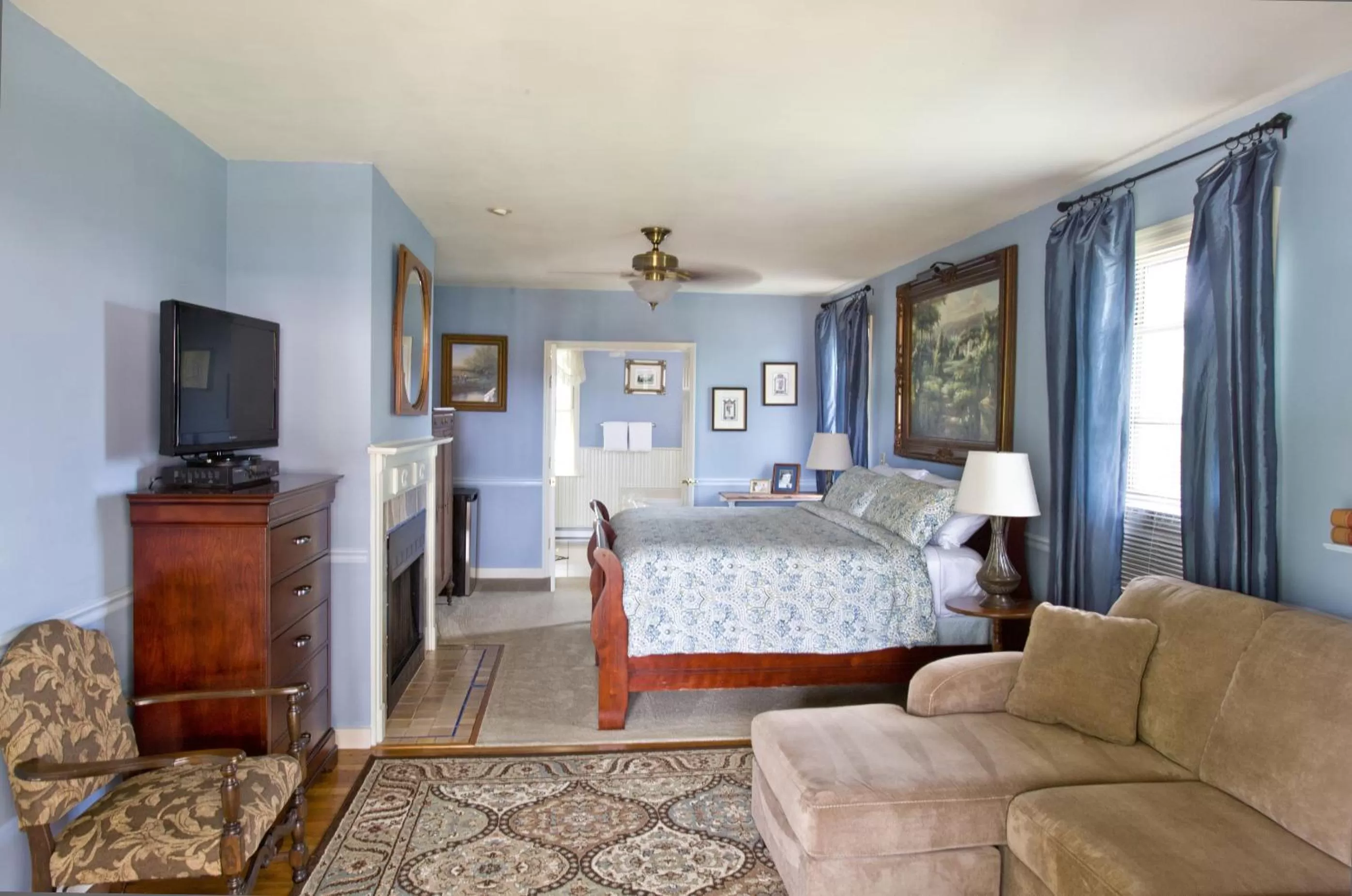 Photo of the whole room, Bed in The Reynolds Mansion