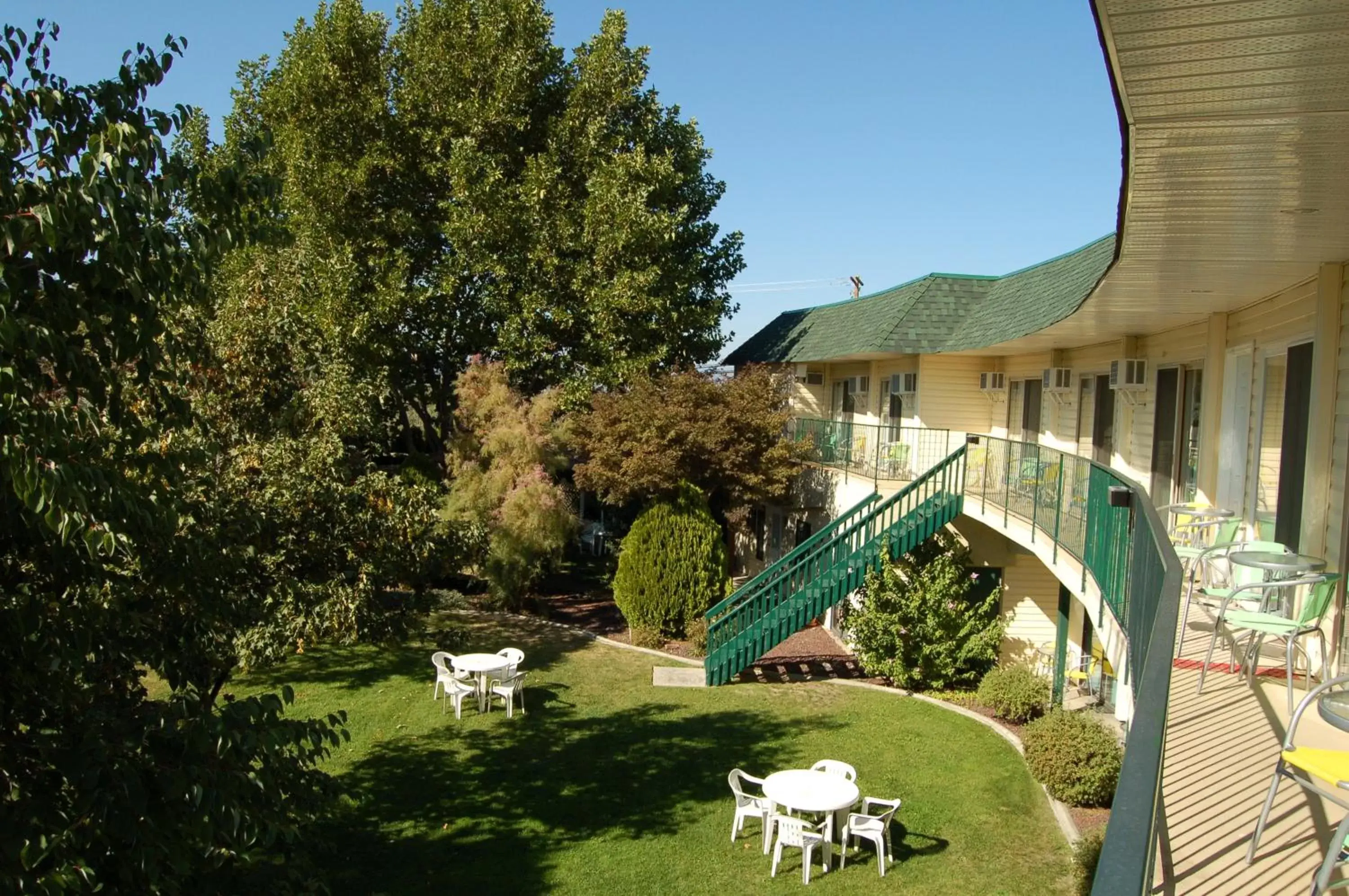 Garden, Pool View in Summerland Motel