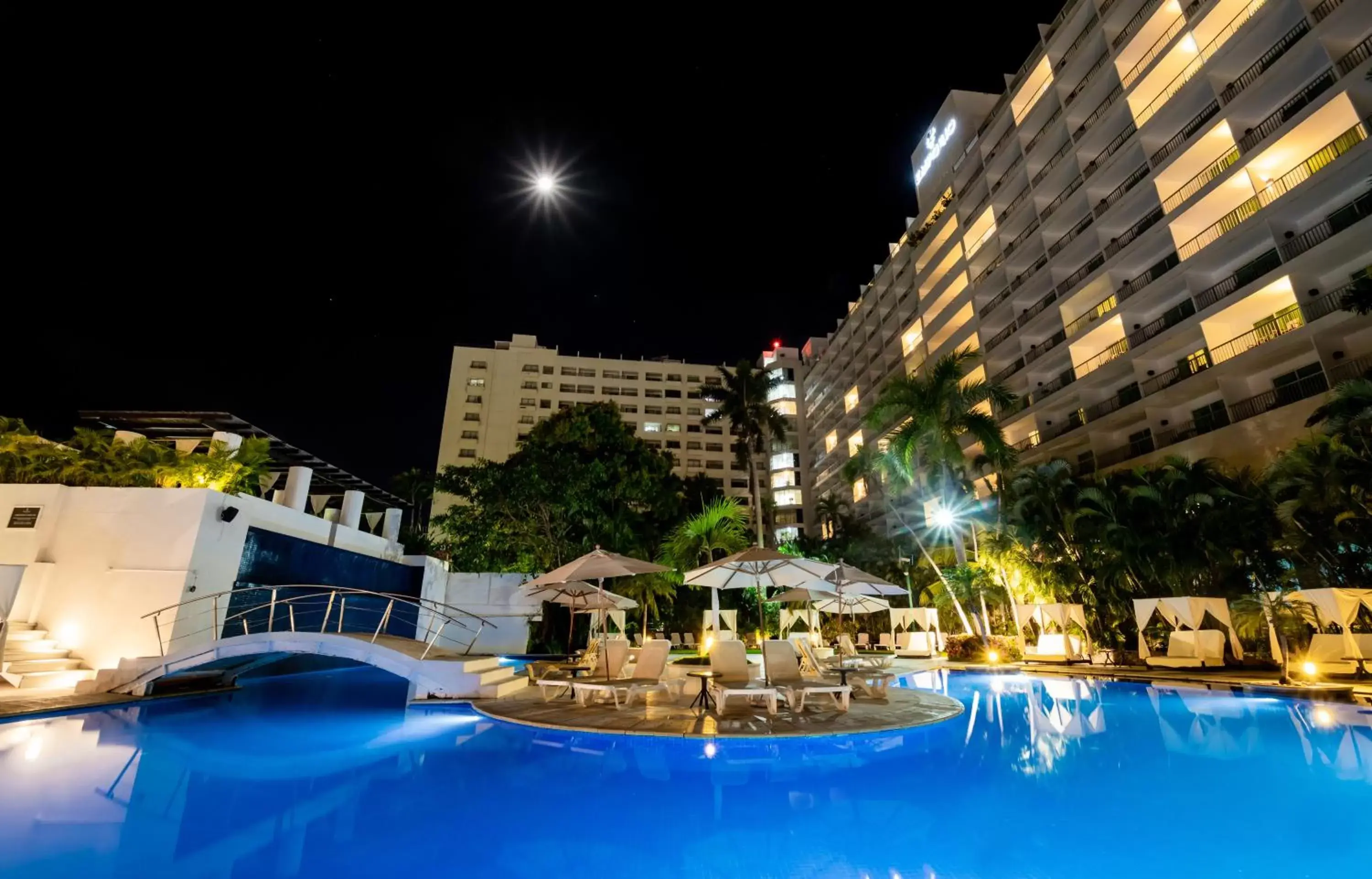 Property building, Swimming Pool in Emporio Acapulco