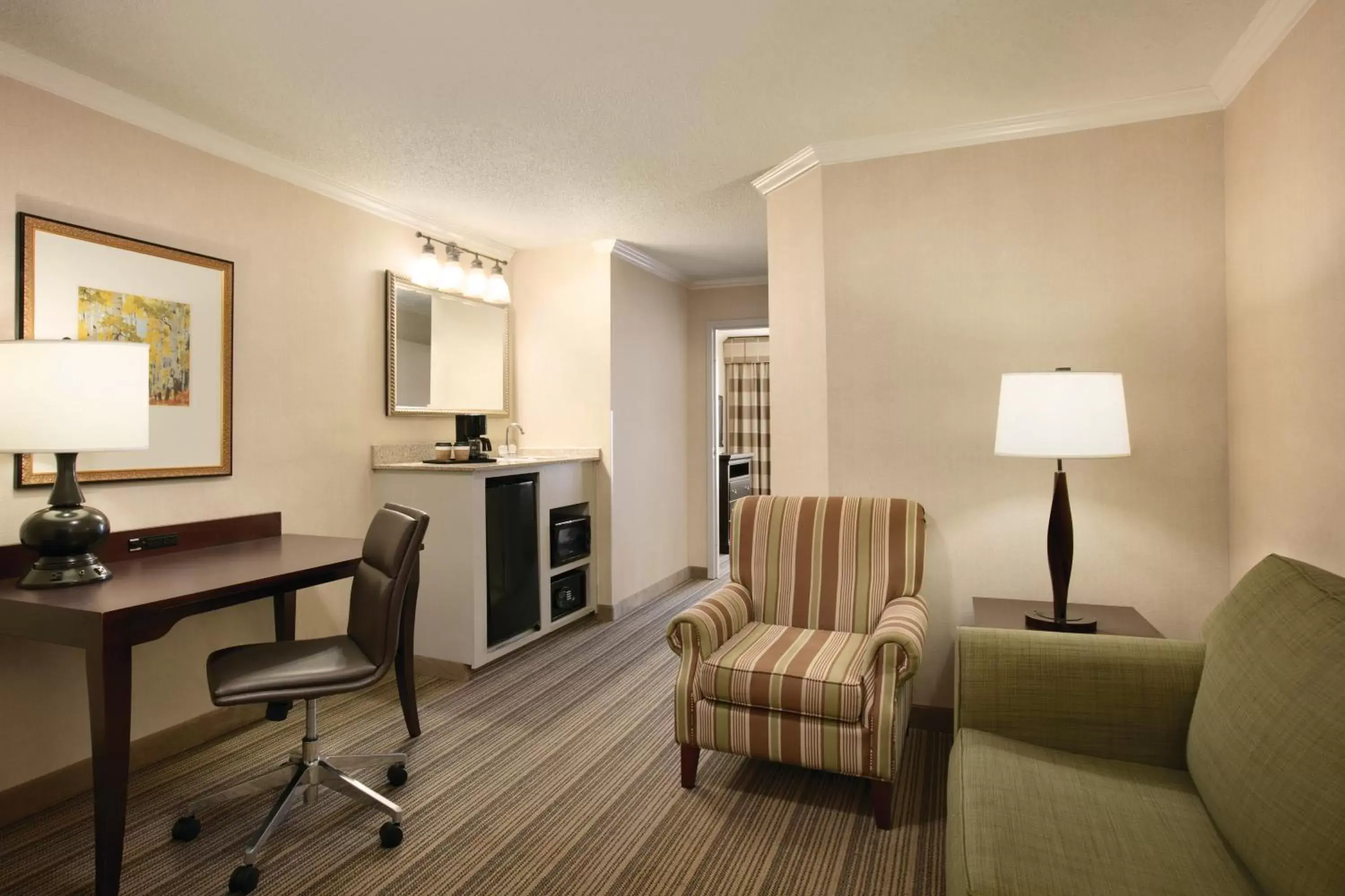 Living room, Seating Area in Country Inn & Suites by Radisson, Atlanta Airport North, GA