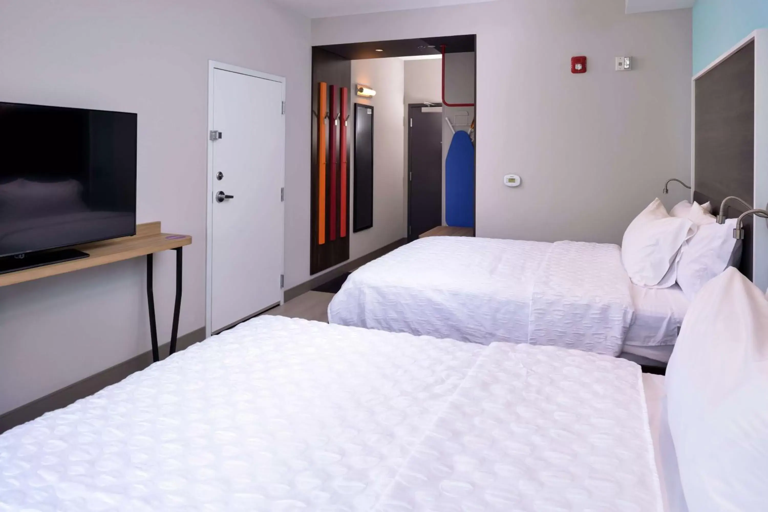 Bedroom, Bed in Tru By Hilton Staunton
