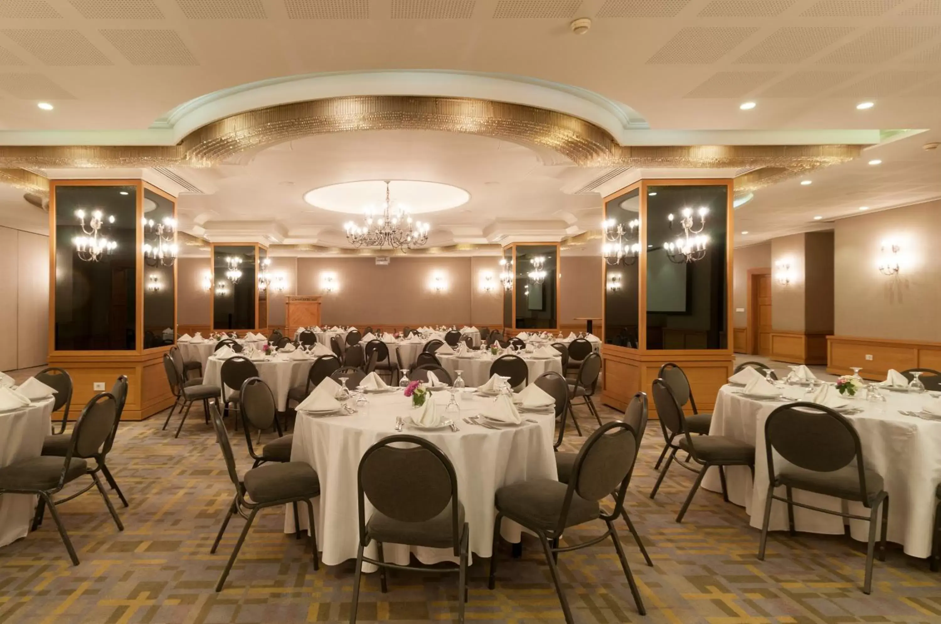 Banquet/Function facilities, Restaurant/Places to Eat in Le Commodore Hotel