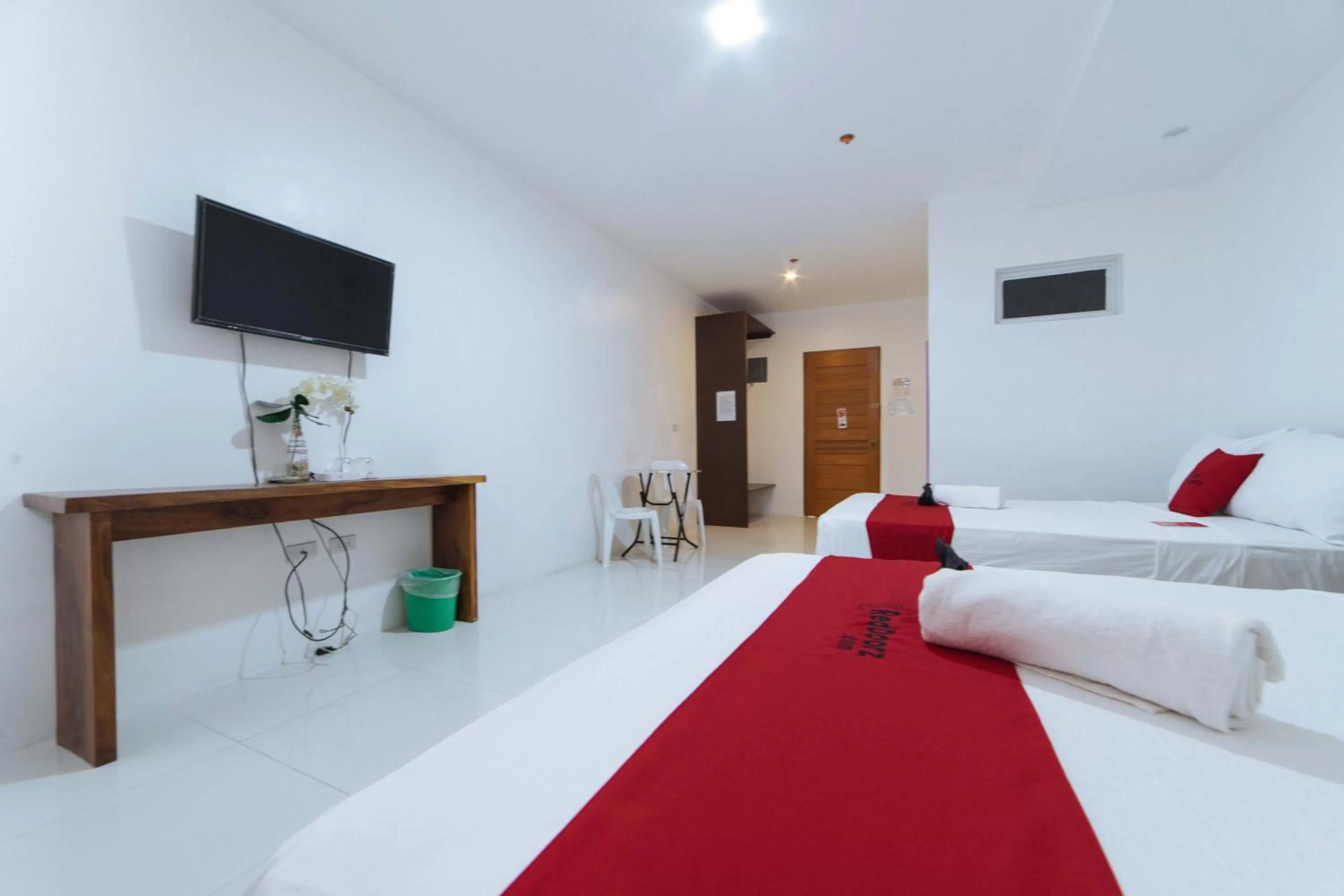 Bed in RedDoorz Plus @ San Roque Roxas City