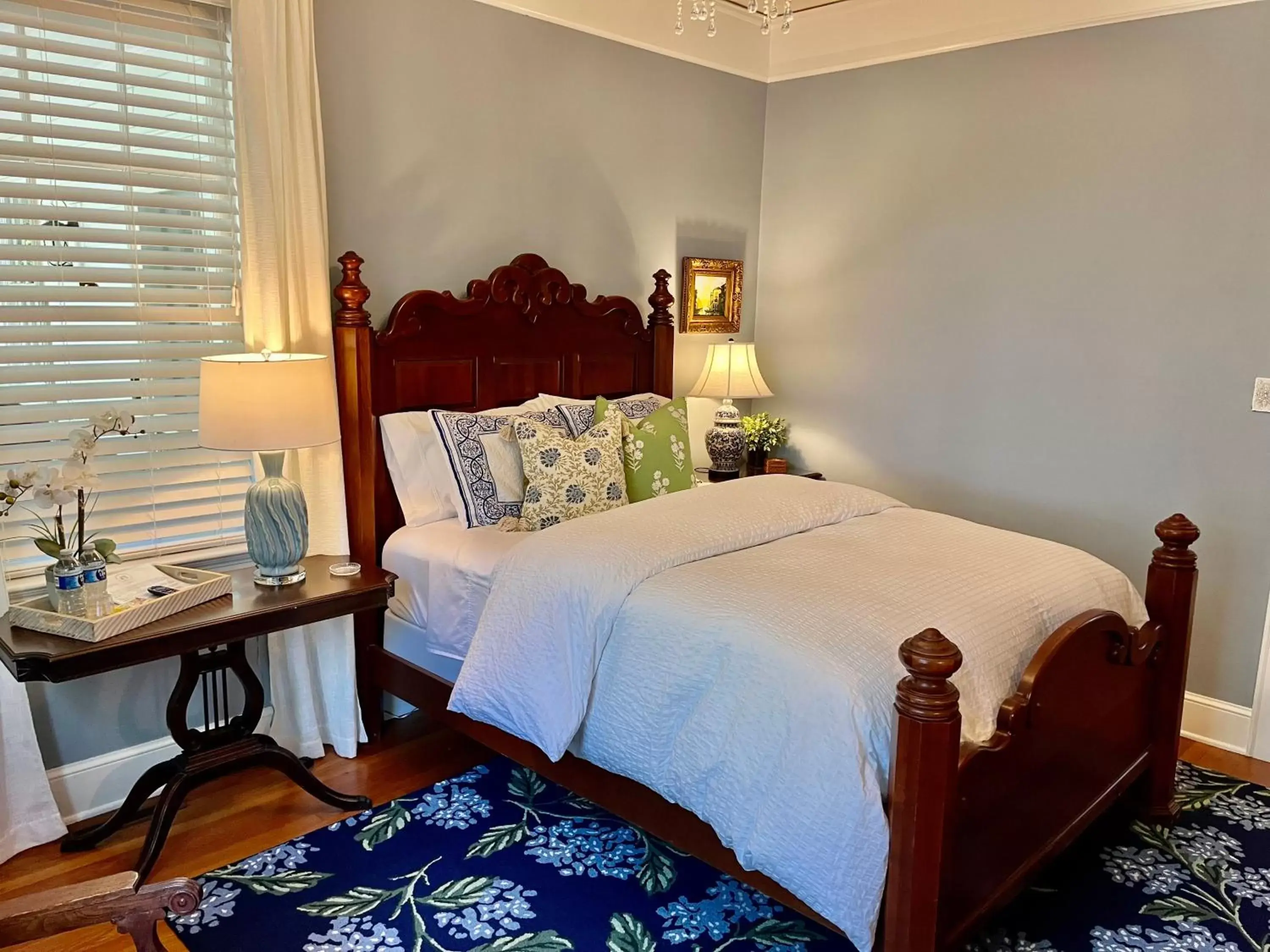 Bed in The Holly and Ivy Inn