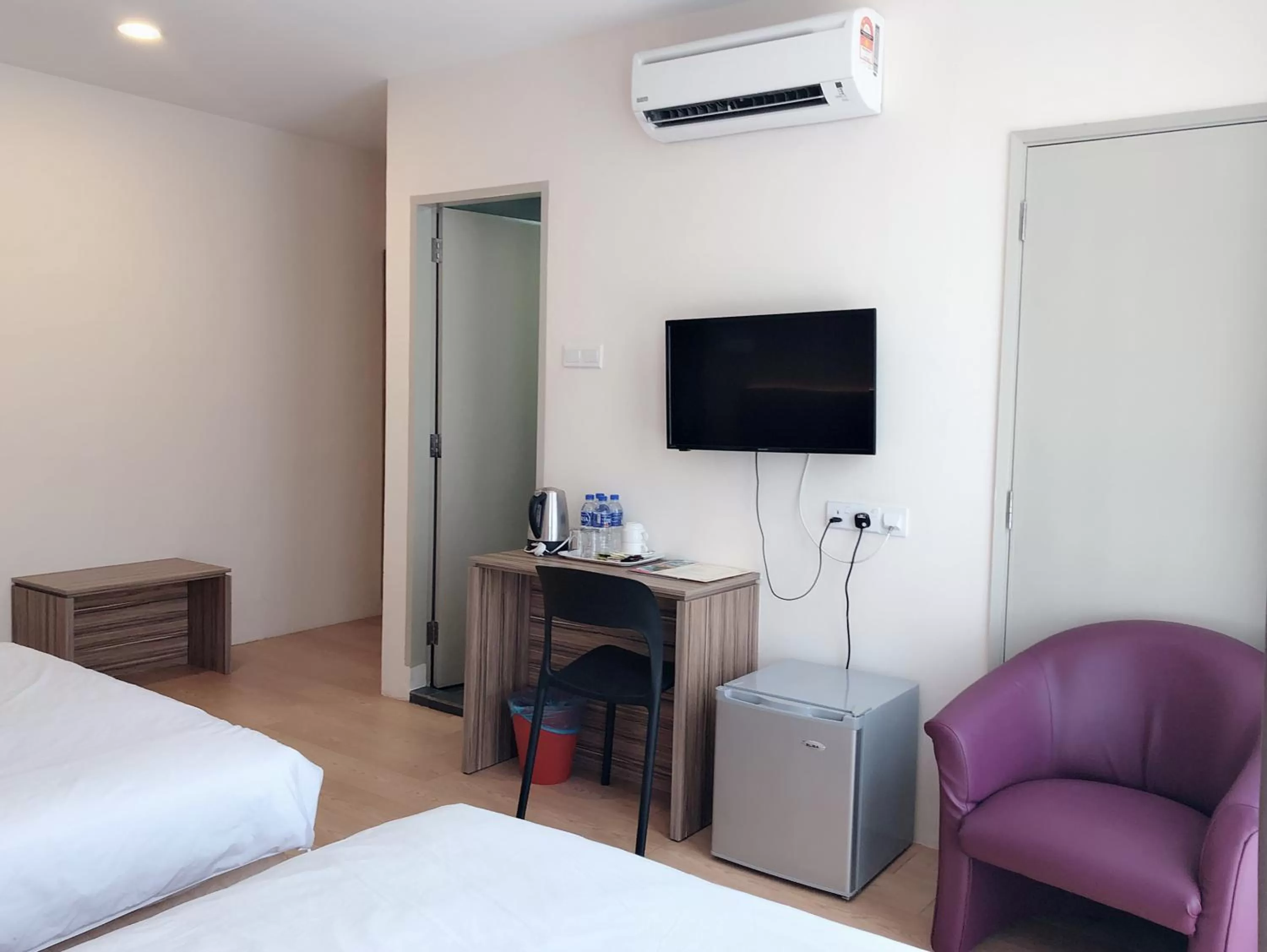 Photo of the whole room, Bed in Tumike Hotel Bentong