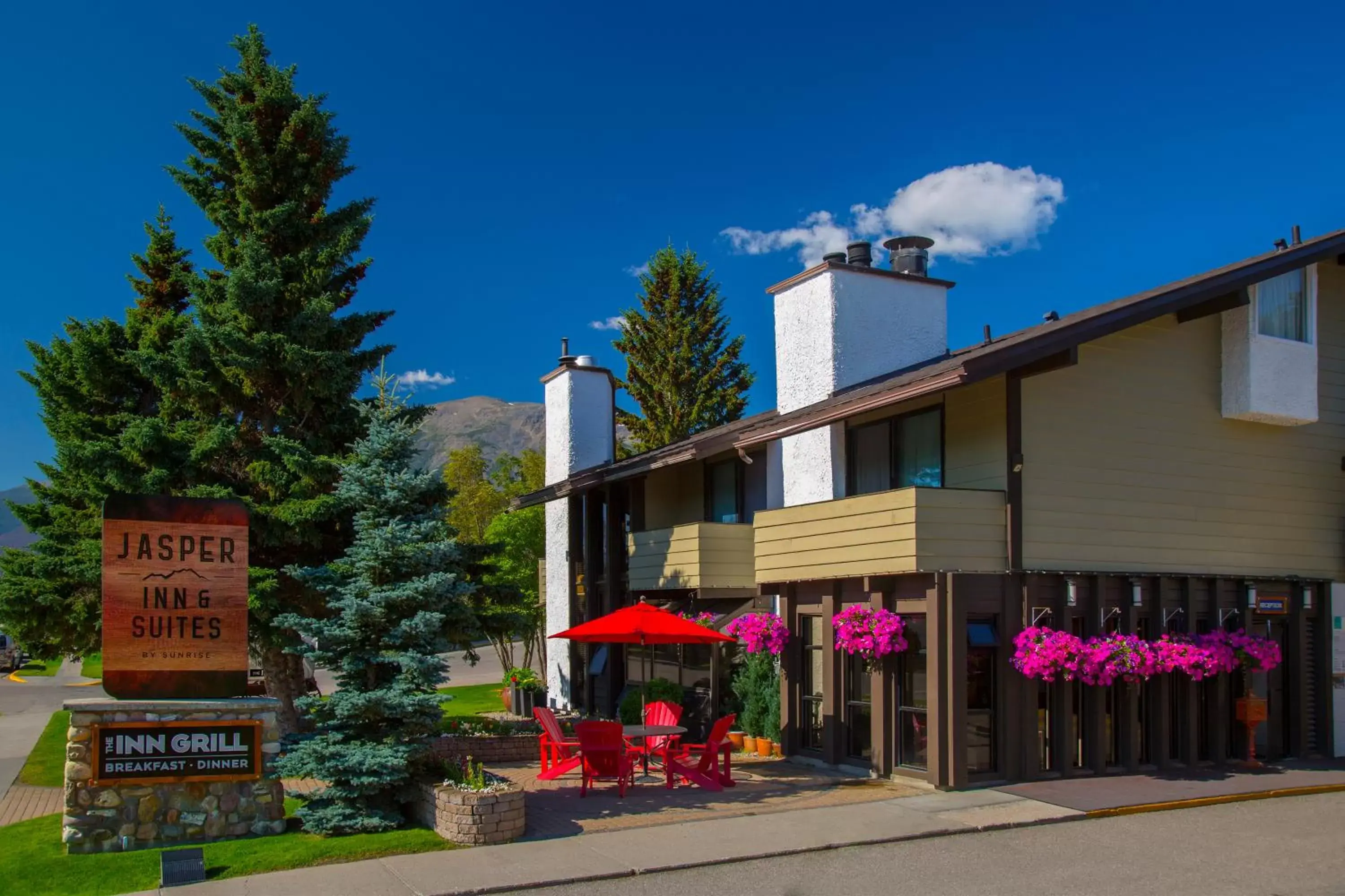Summer, Property Building in Jasper Inn & Suites by INNhotels