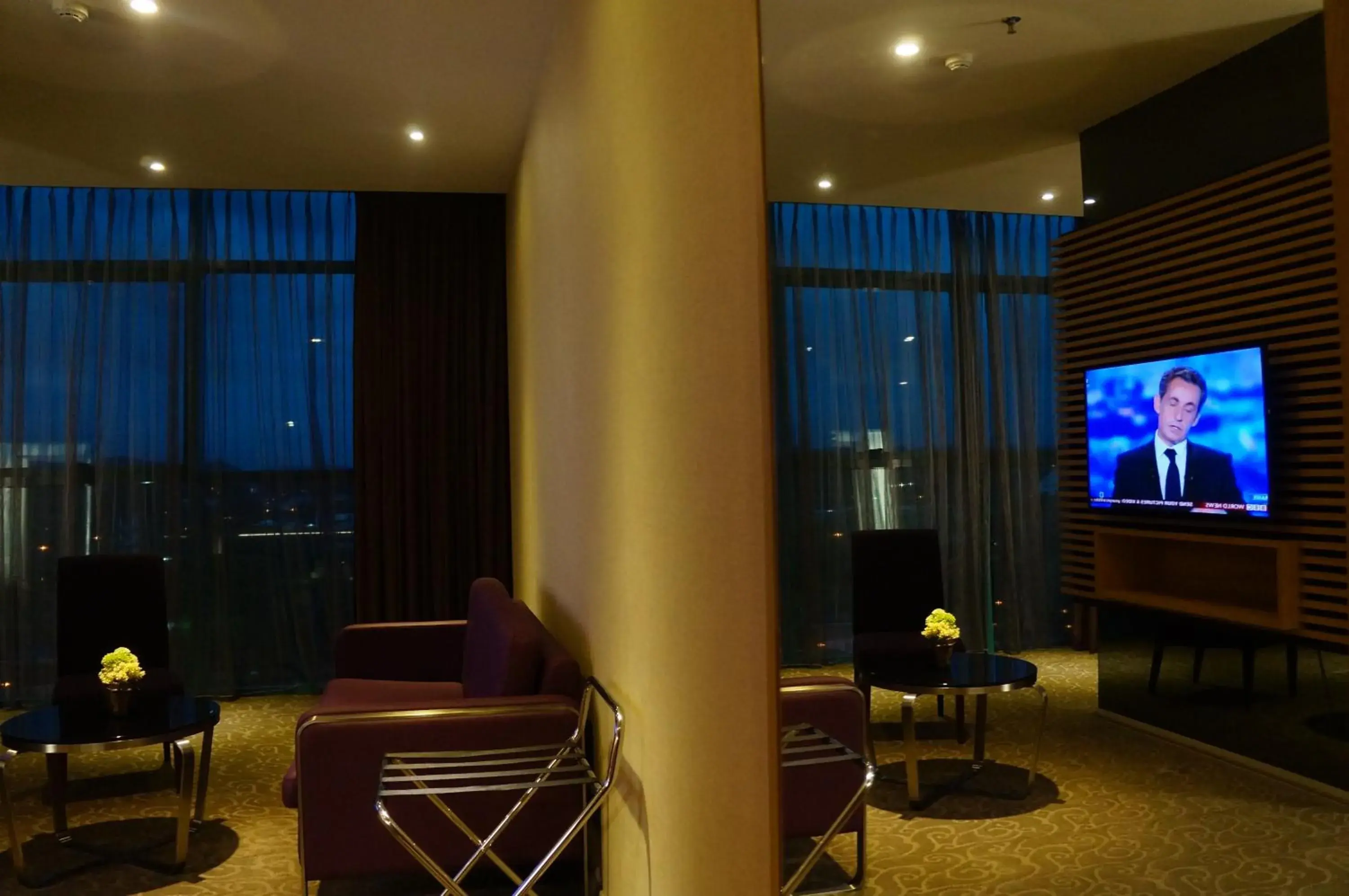 Living room, Lounge/Bar in Greens Hotel & Suites