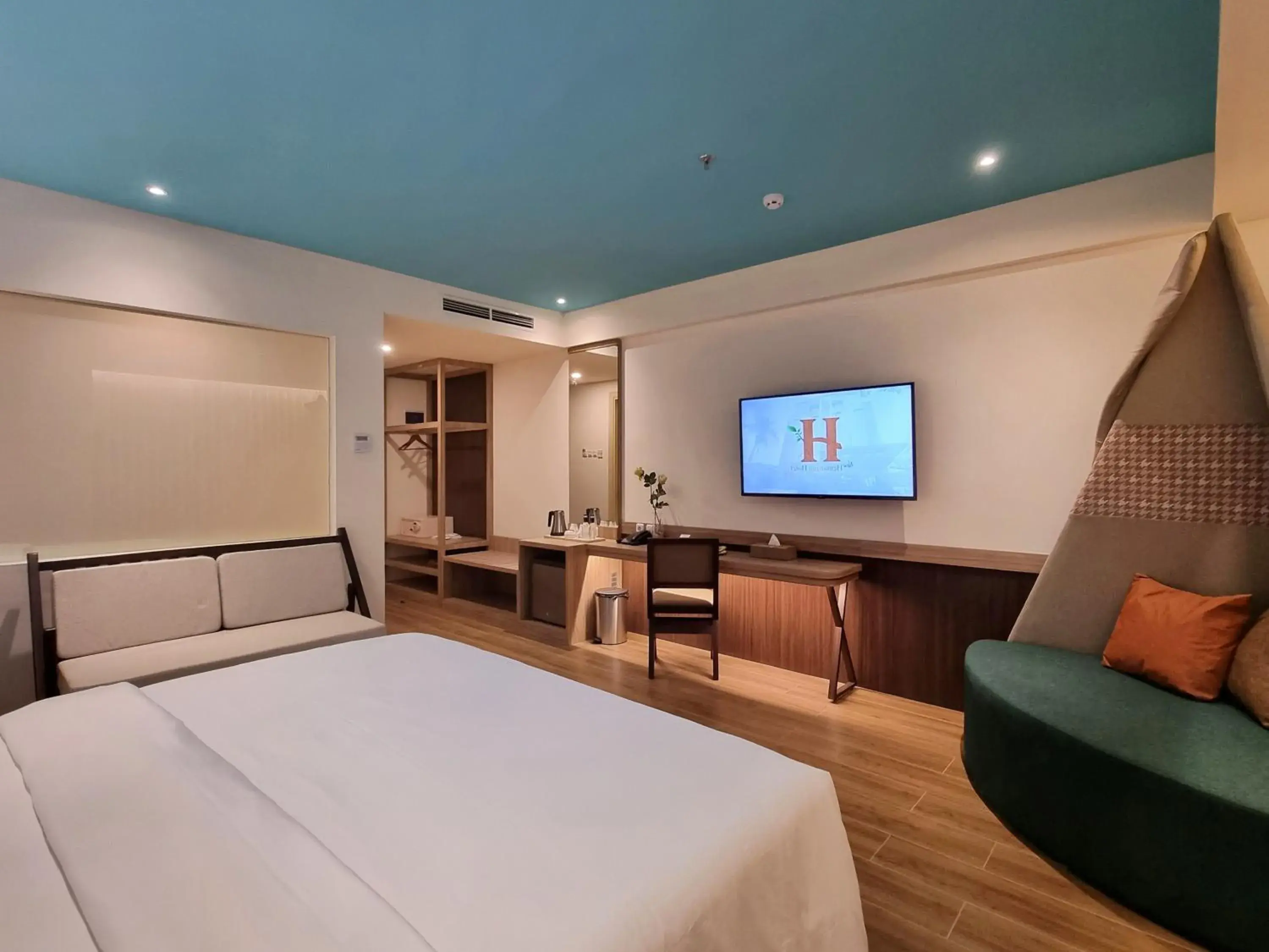 Bedroom, TV/Entertainment Center in Hemangini Hotel Bandung