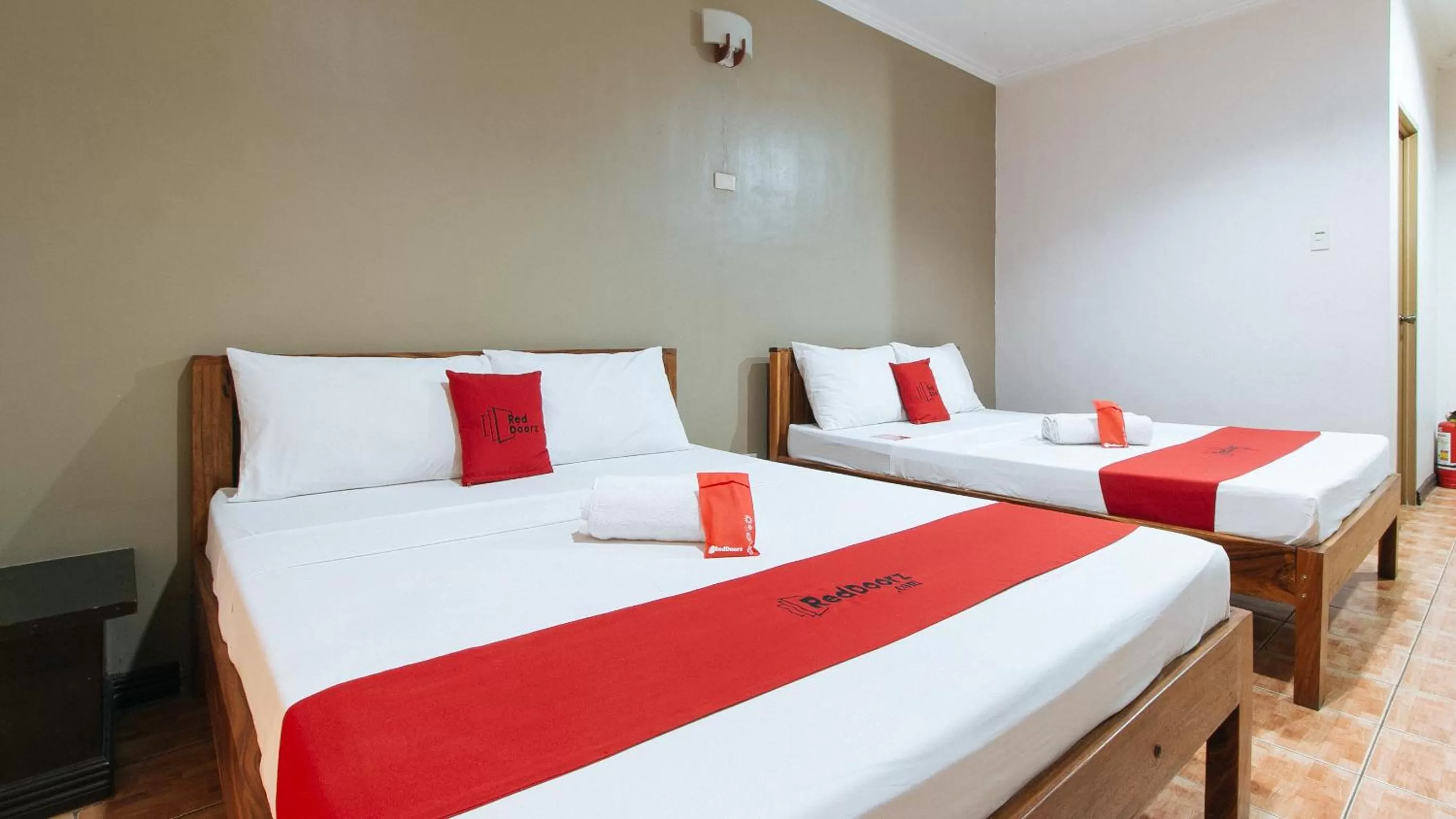 Bedroom in RedDoorz at KM 50 Aguinaldo Highway Tagaytay - Vaccinated Staff