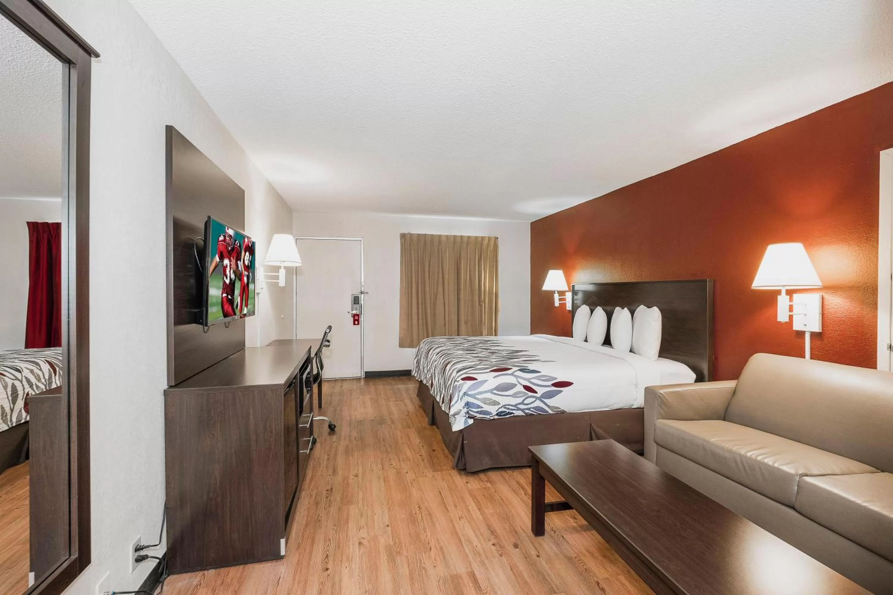 Photo of the whole room, Bed in Red Roof Inn Walterboro